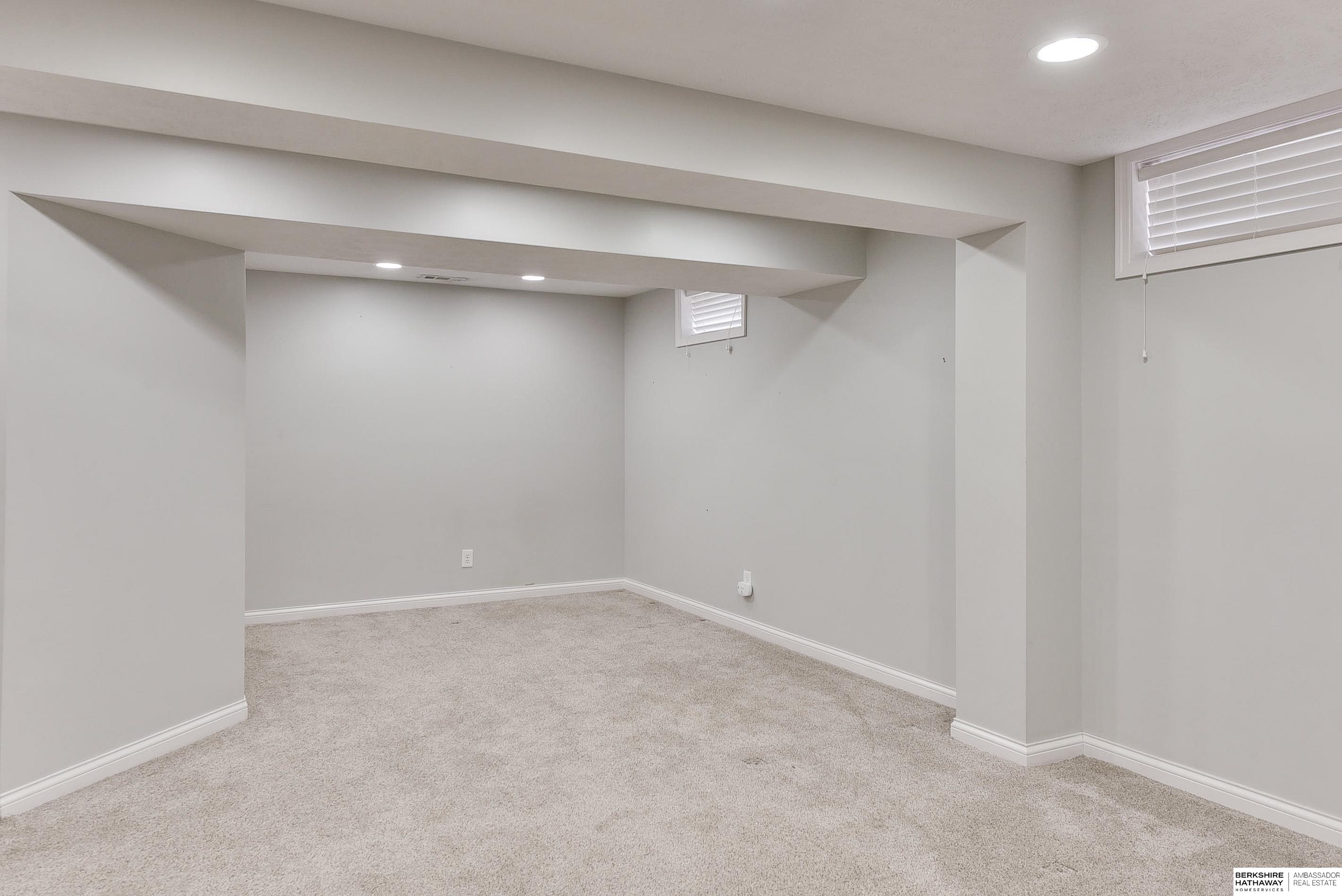 Omaha, Nebraska 68135, United States, 3 Bedrooms Bedrooms, ,3 BathroomsBathrooms,Residential,Pending,101819