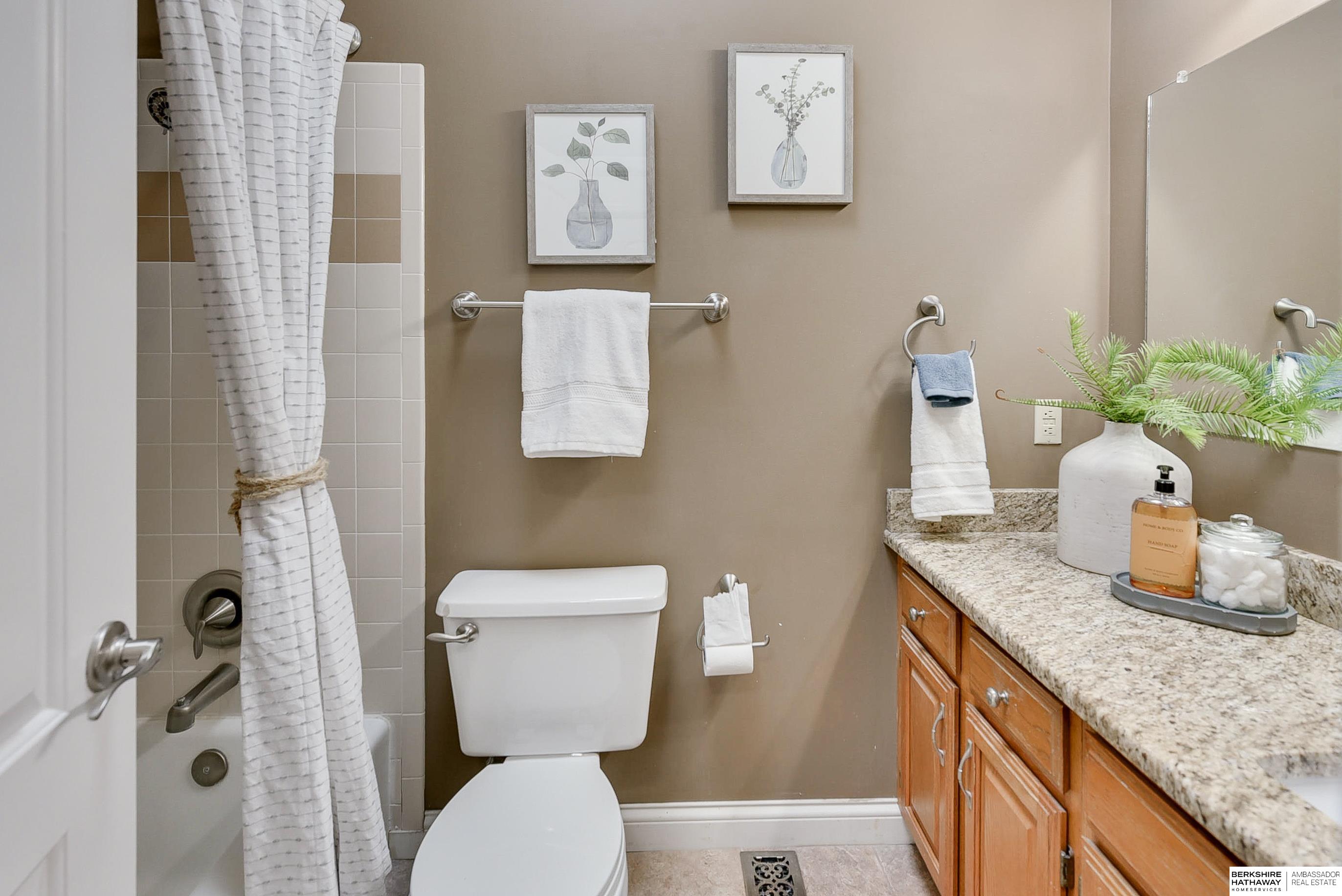 Omaha, Nebraska 68135, United States, 3 Bedrooms Bedrooms, ,3 BathroomsBathrooms,Residential,Pending,101819