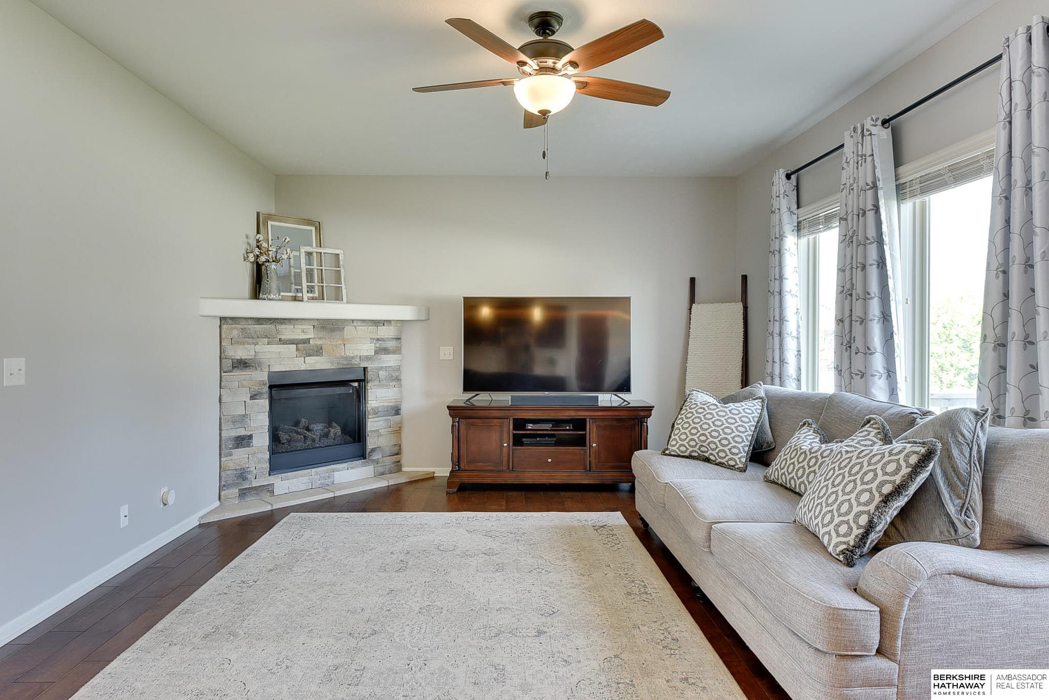 Omaha, Nebraska 68136, United States, 4 Bedrooms Bedrooms, ,3 BathroomsBathrooms,Residential,Pending,113945