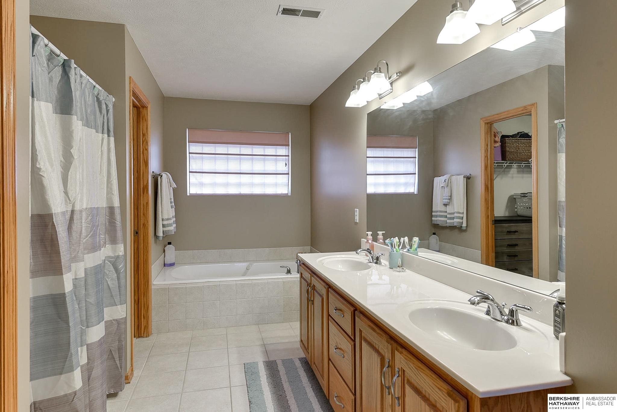 Elkhorn, Nebraska 68022, United States, 4 Bedrooms Bedrooms, ,4 BathroomsBathrooms,Residential,Pending,35978