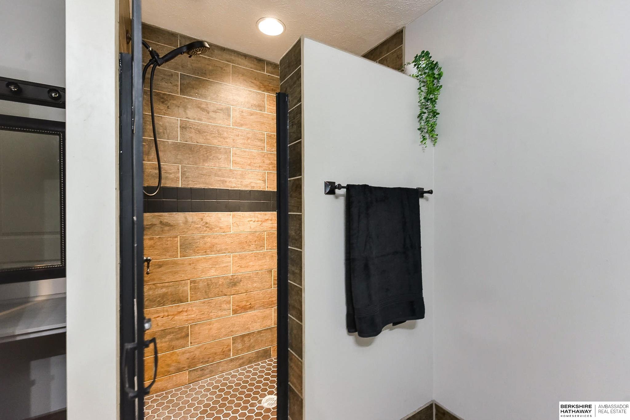 Eagle, Nebraska 68347, United States, 6 Bedrooms Bedrooms, ,5 BathroomsBathrooms,Residential,Pending,32901