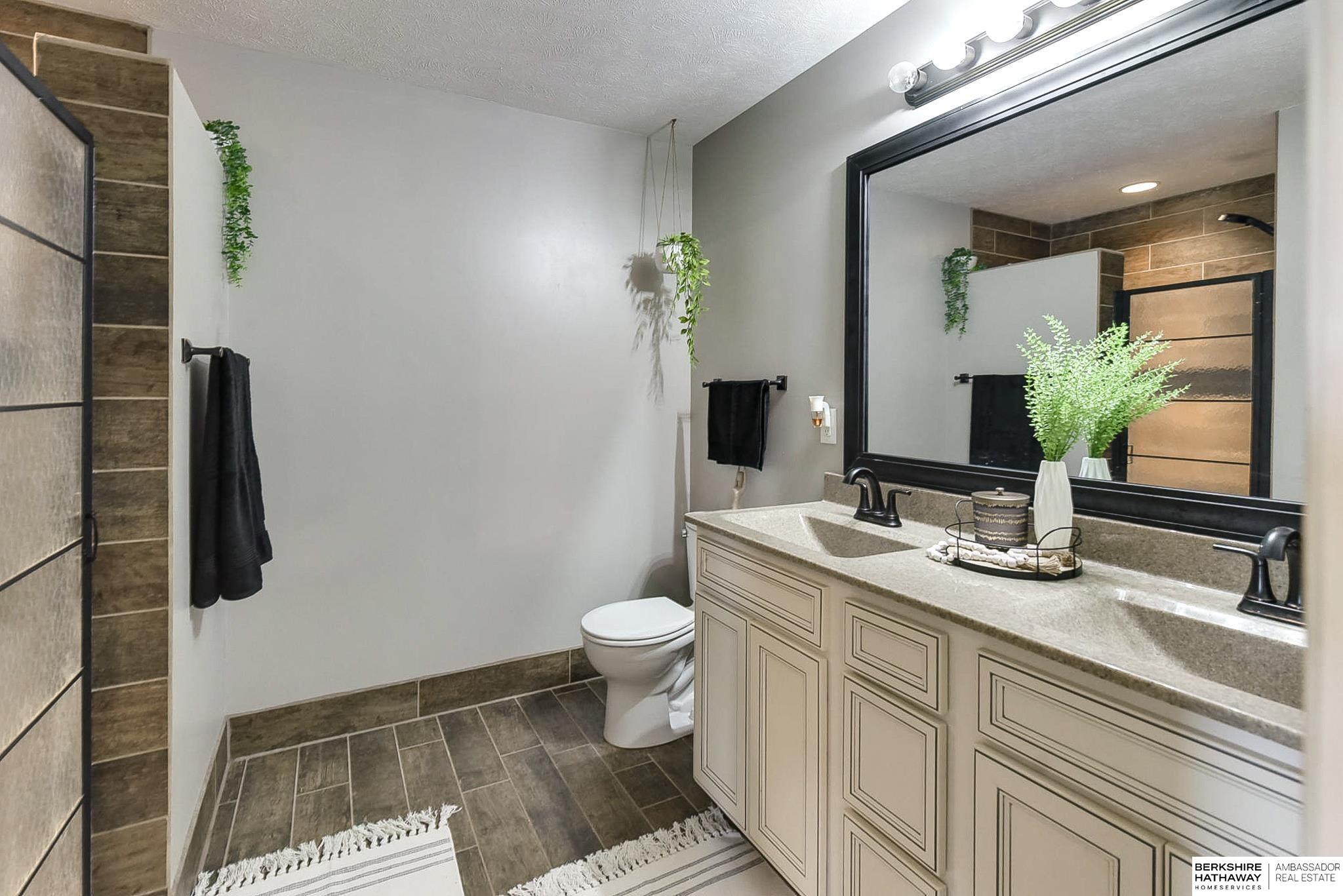 Eagle, Nebraska 68347, United States, 6 Bedrooms Bedrooms, ,5 BathroomsBathrooms,Residential,Pending,32901