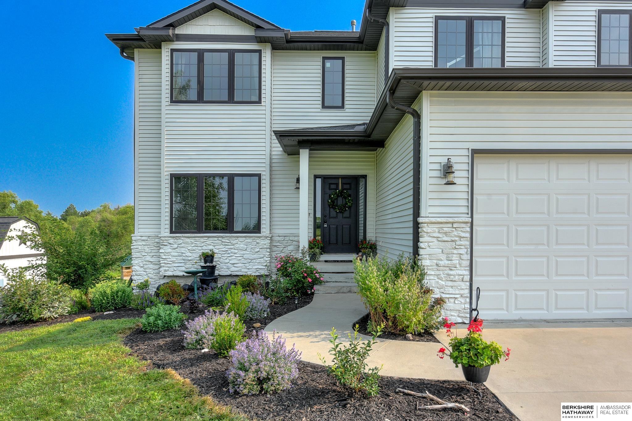 Eagle, Nebraska 68347, United States, 6 Bedrooms Bedrooms, ,5 BathroomsBathrooms,Residential,Pending,32901