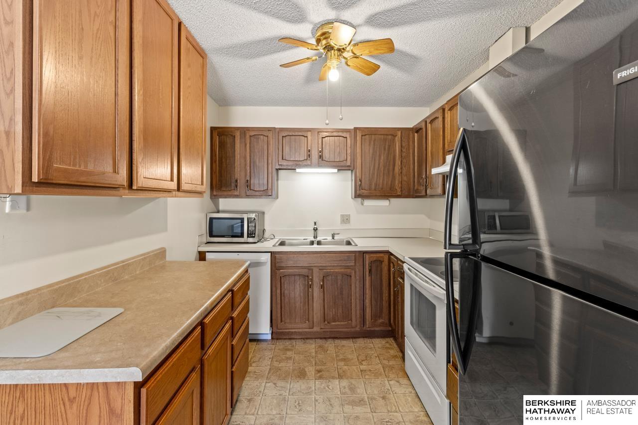 Lincoln, Nebraska 68521, United States, 2 Bedrooms Bedrooms, ,1 BathroomBathrooms,Residential,Pending,120020