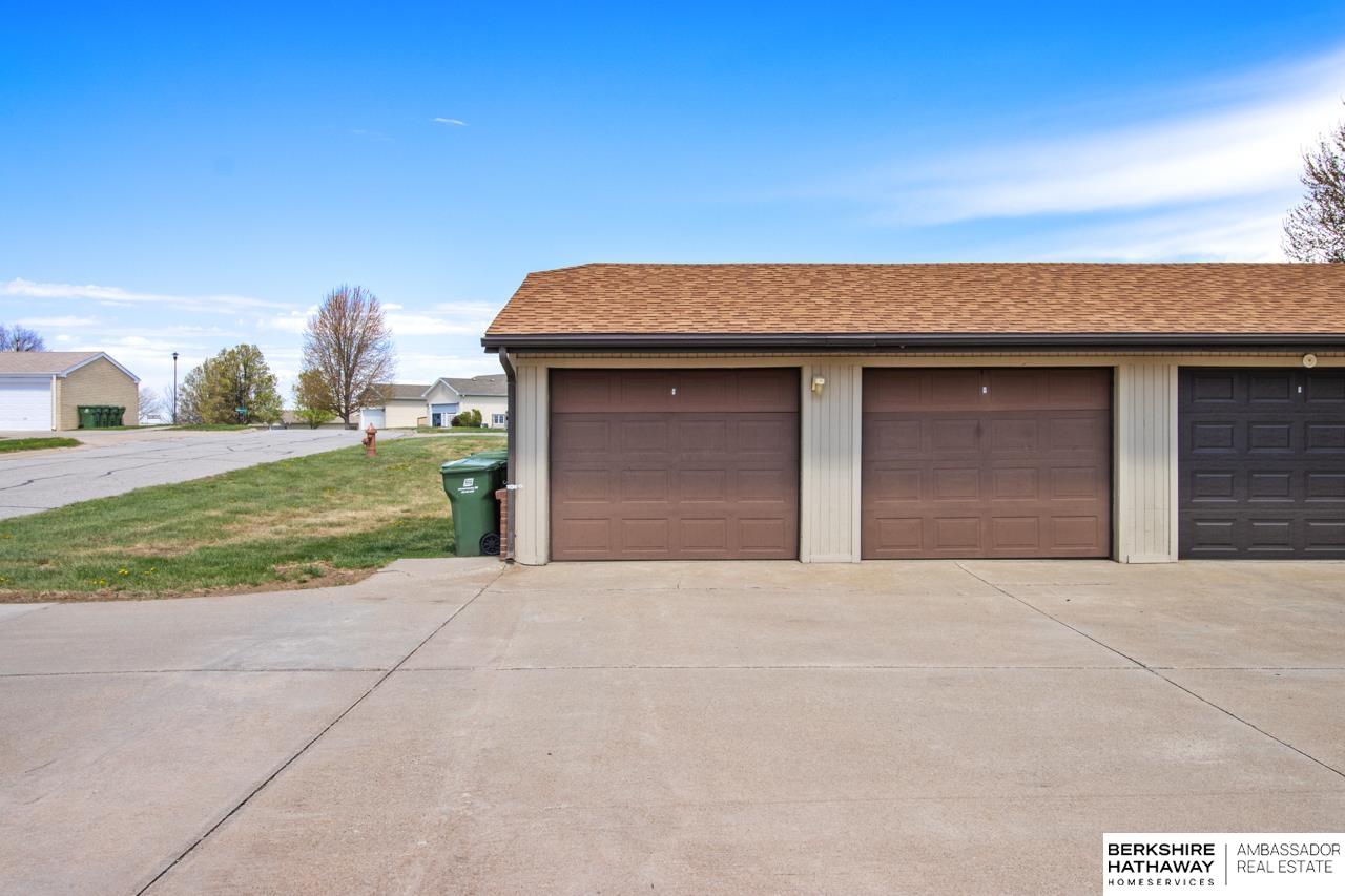 Lincoln, Nebraska 68521, United States, 2 Bedrooms Bedrooms, ,1 BathroomBathrooms,Residential,Pending,120020