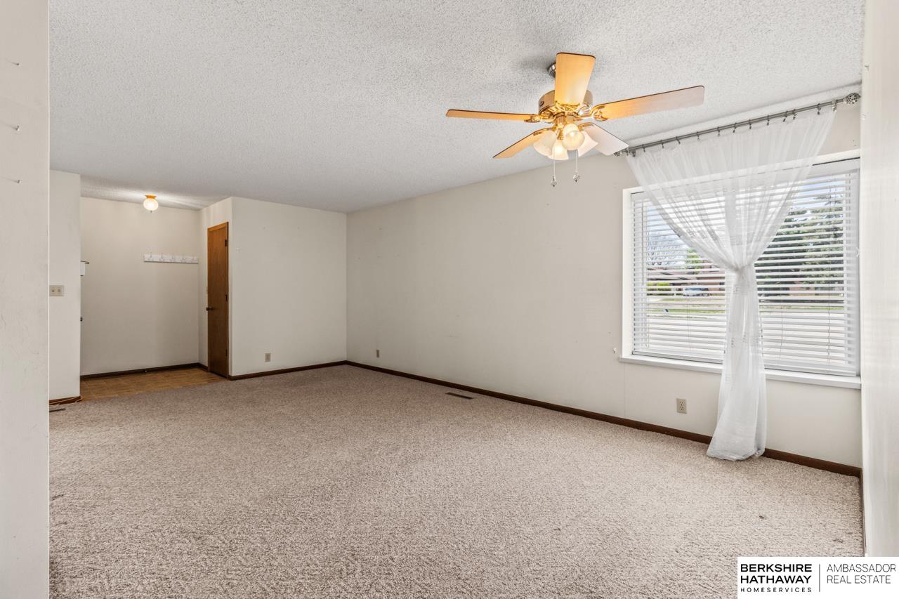 Lincoln, Nebraska 68521, United States, 2 Bedrooms Bedrooms, ,1 BathroomBathrooms,Residential,Pending,120020