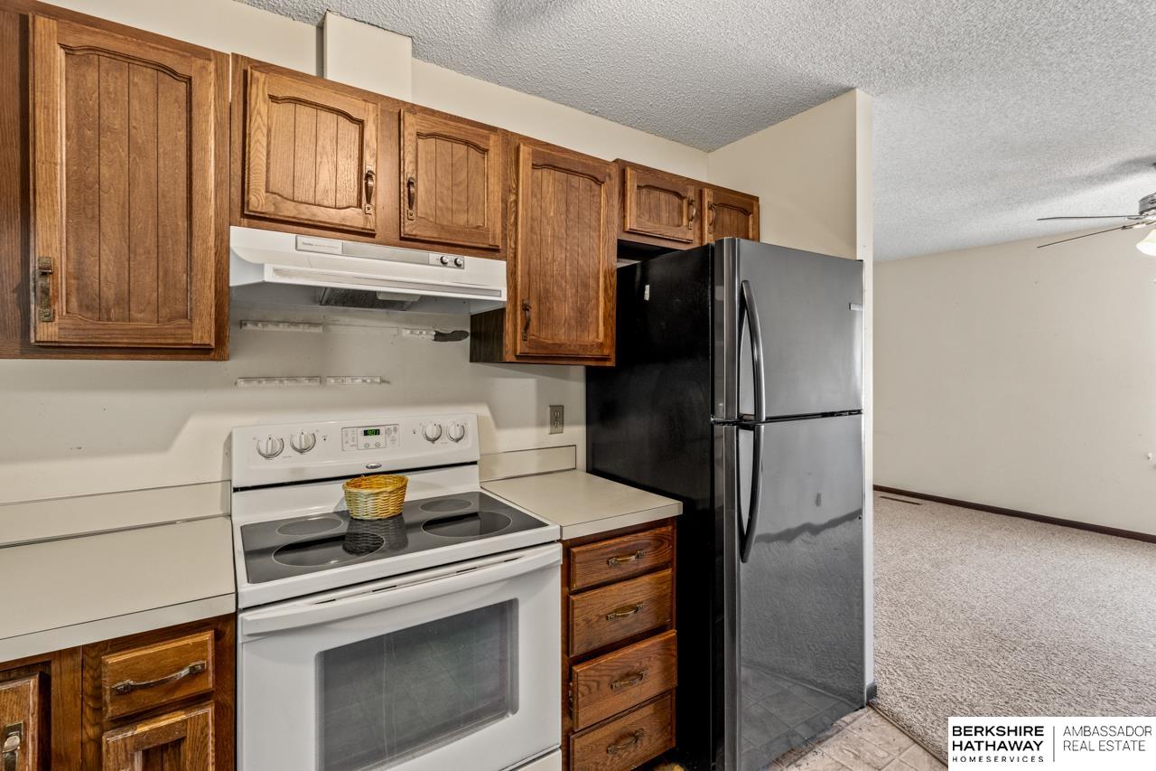 Lincoln, Nebraska 68521, United States, 2 Bedrooms Bedrooms, ,1 BathroomBathrooms,Residential,Pending,120020