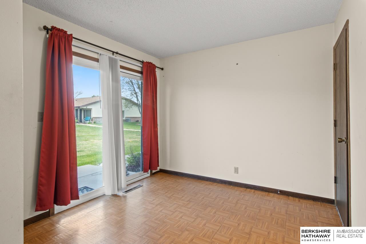 Lincoln, Nebraska 68521, United States, 2 Bedrooms Bedrooms, ,1 BathroomBathrooms,Residential,Pending,120020