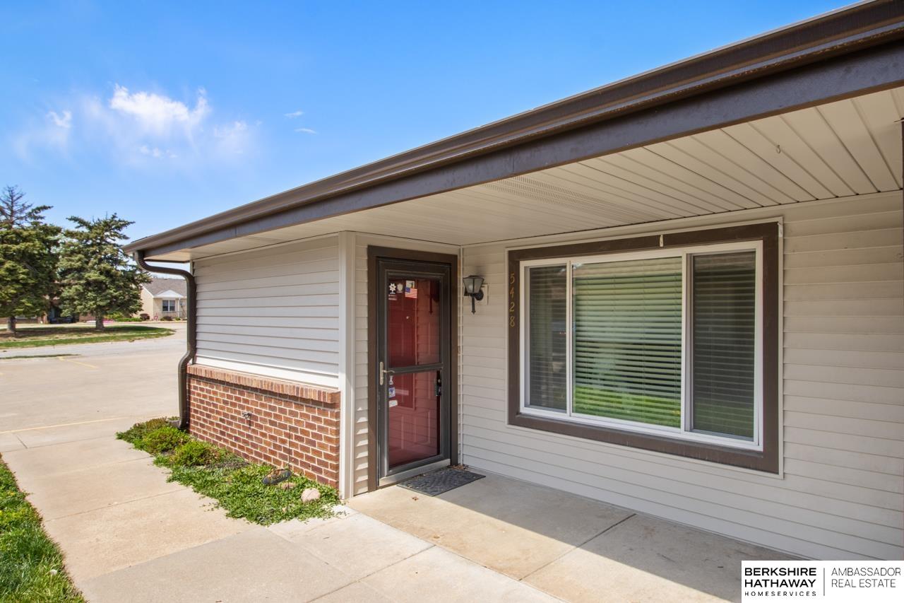 Lincoln, Nebraska 68521, United States, 2 Bedrooms Bedrooms, ,1 BathroomBathrooms,Residential,Pending,120020