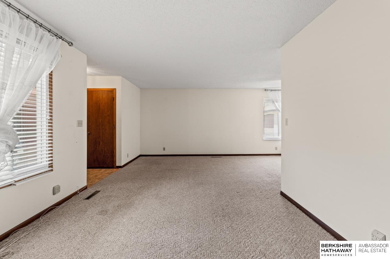 Lincoln, Nebraska 68521, United States, 2 Bedrooms Bedrooms, ,1 BathroomBathrooms,Residential,Pending,120020