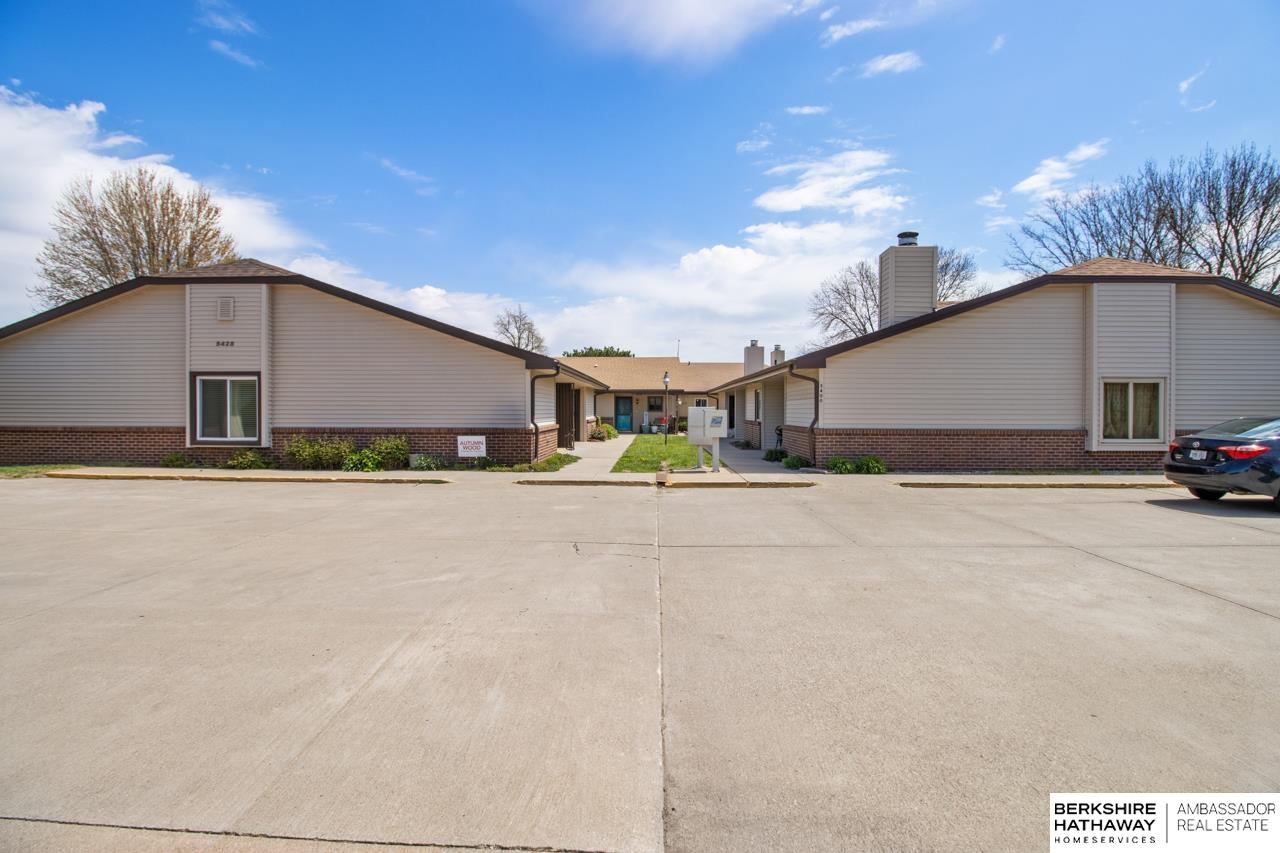 Lincoln, Nebraska 68521, United States, 2 Bedrooms Bedrooms, ,1 BathroomBathrooms,Residential,Pending,120020