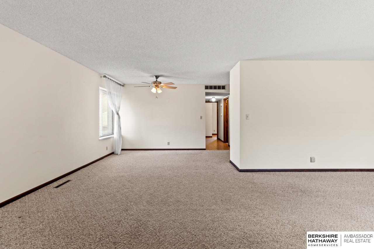 Lincoln, Nebraska 68521, United States, 2 Bedrooms Bedrooms, ,1 BathroomBathrooms,Residential,Pending,120020