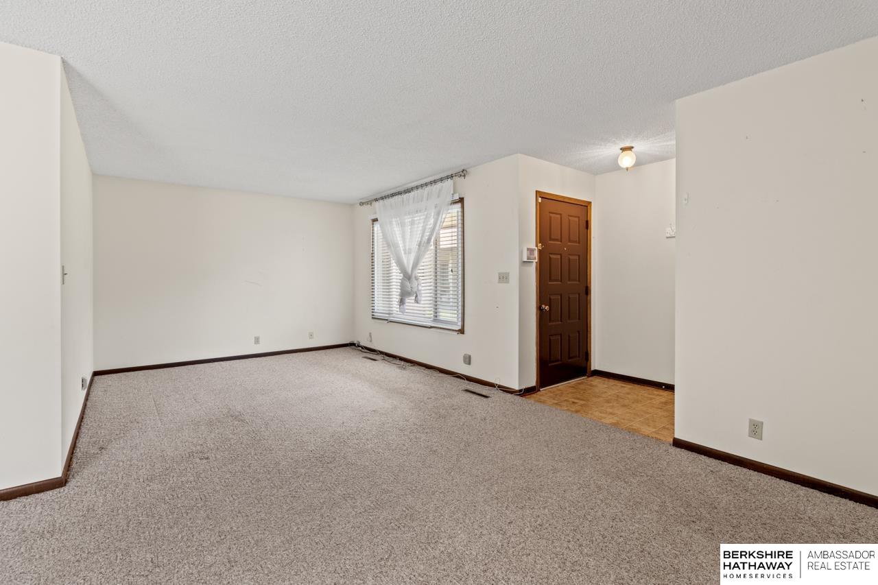 Lincoln, Nebraska 68521, United States, 2 Bedrooms Bedrooms, ,1 BathroomBathrooms,Residential,Pending,120020