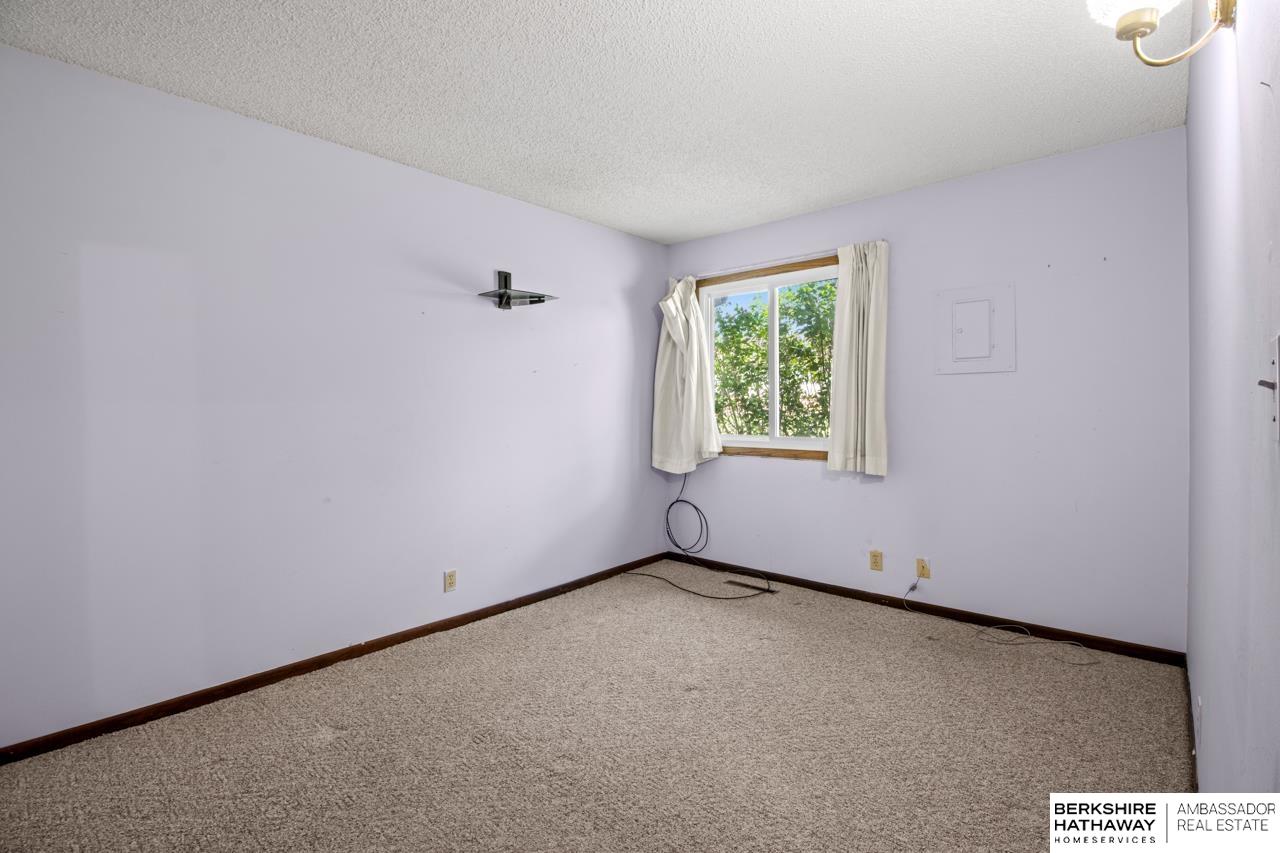 Lincoln, Nebraska 68521, United States, 2 Bedrooms Bedrooms, ,1 BathroomBathrooms,Residential,Pending,120020