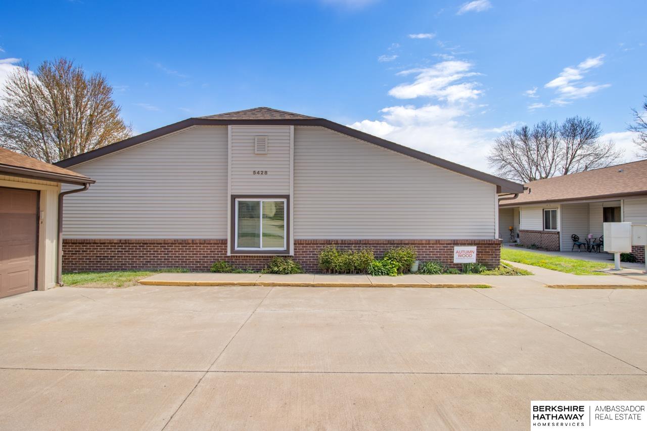 Lincoln, Nebraska 68521, United States, 2 Bedrooms Bedrooms, ,1 BathroomBathrooms,Residential,Pending,120020