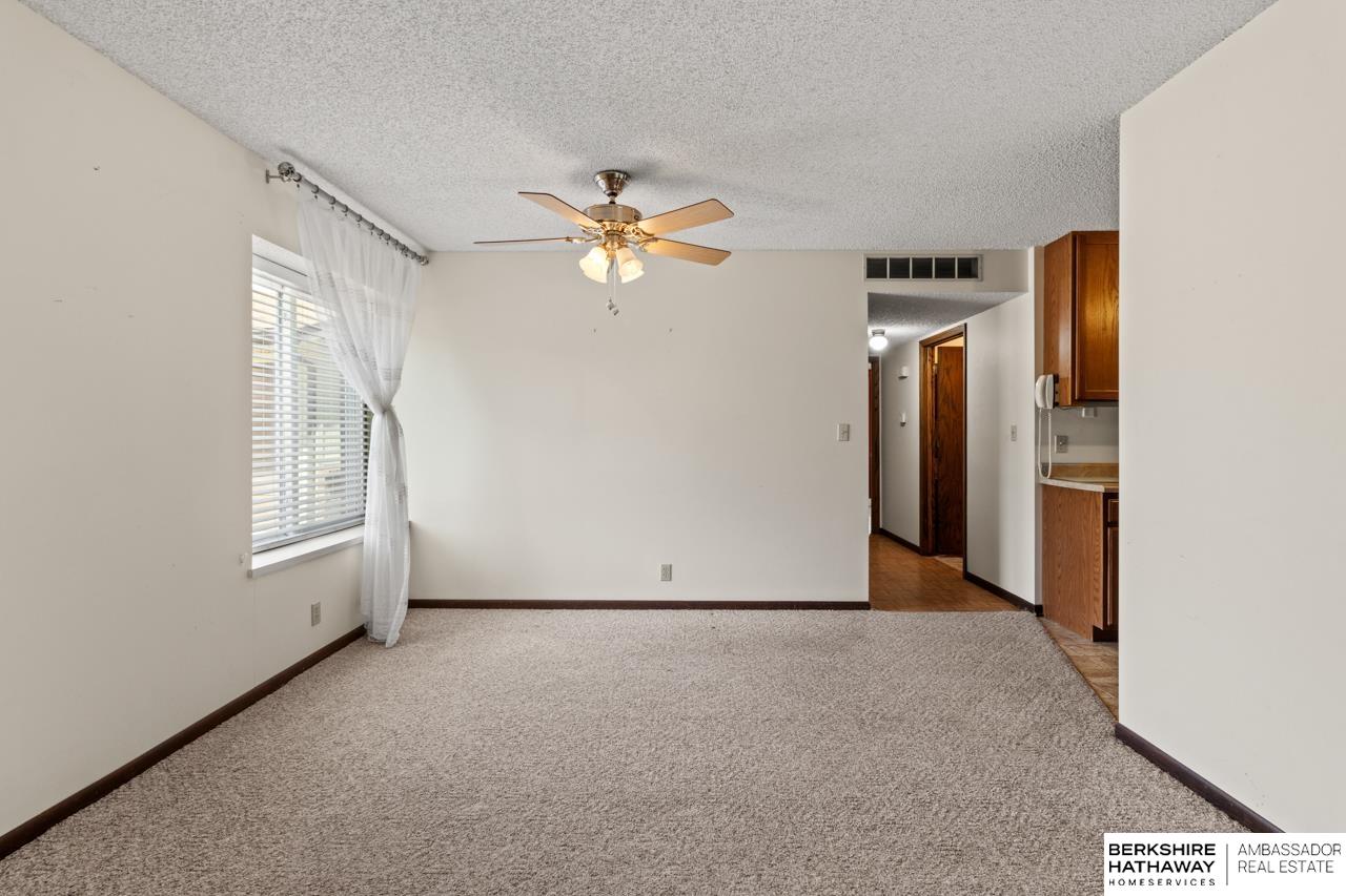 Lincoln, Nebraska 68521, United States, 2 Bedrooms Bedrooms, ,1 BathroomBathrooms,Residential,Pending,120020