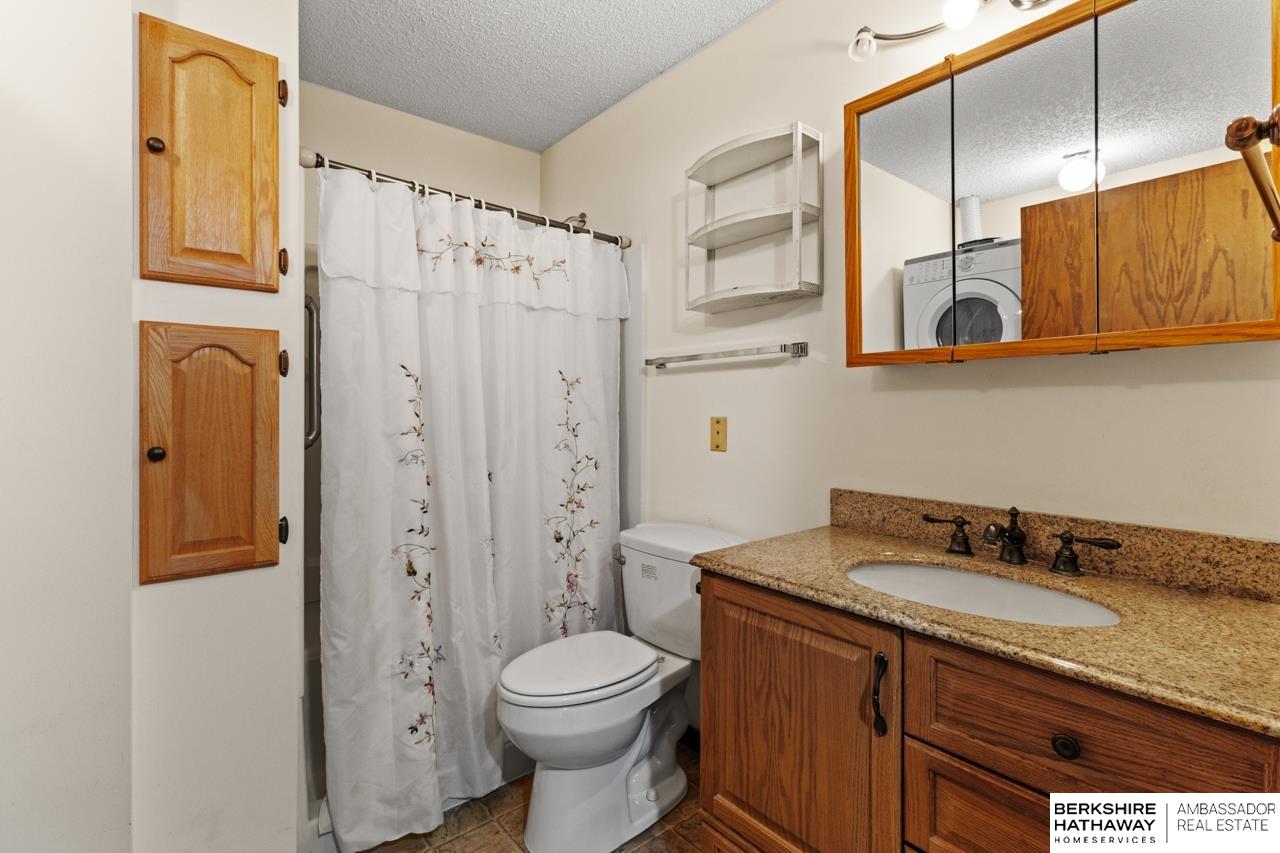 Lincoln, Nebraska 68521, United States, 2 Bedrooms Bedrooms, ,1 BathroomBathrooms,Residential,Pending,120020