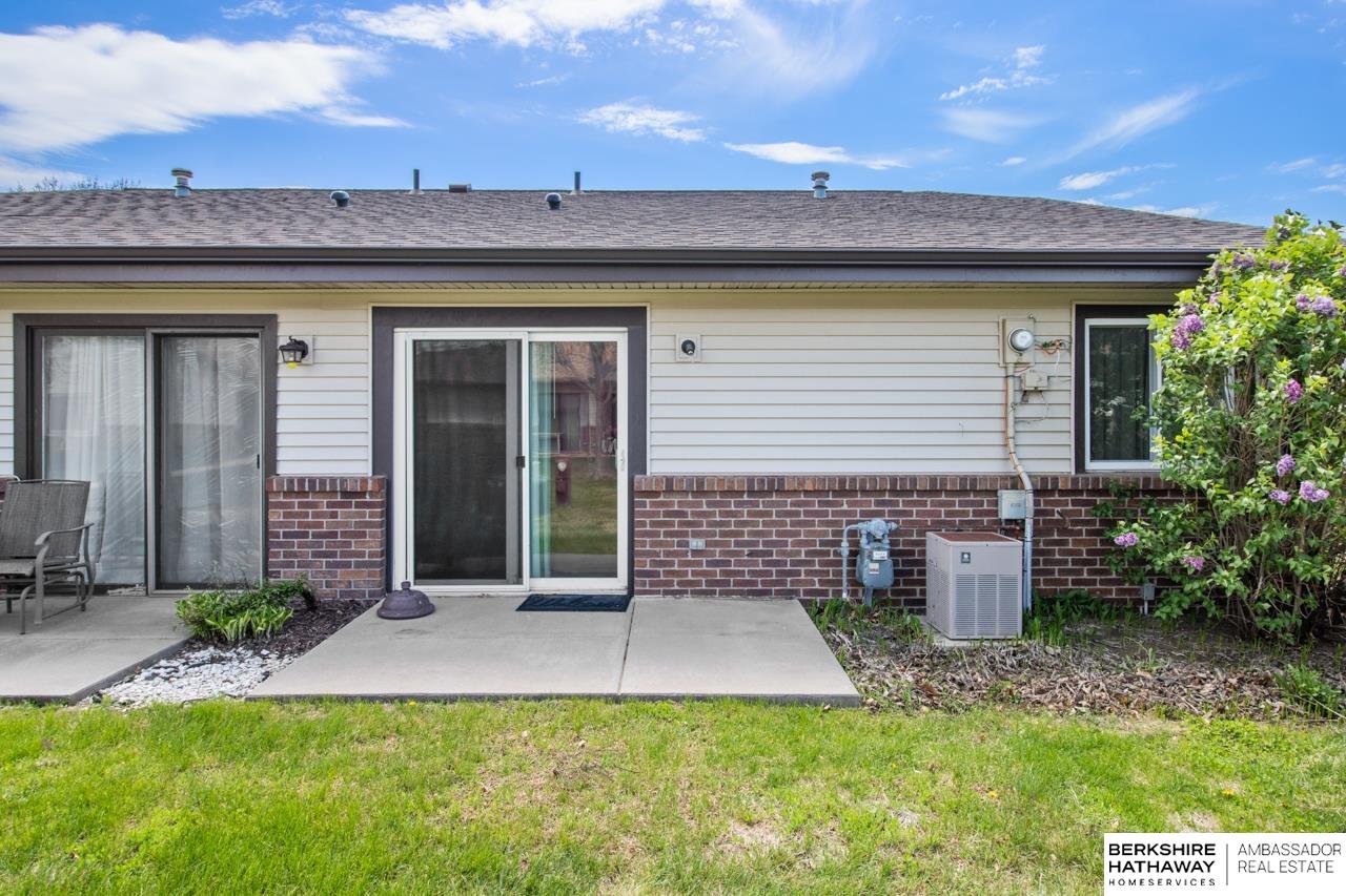 Lincoln, Nebraska 68521, United States, 2 Bedrooms Bedrooms, ,1 BathroomBathrooms,Residential,Pending,120020