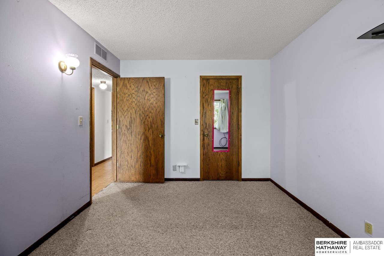 Lincoln, Nebraska 68521, United States, 2 Bedrooms Bedrooms, ,1 BathroomBathrooms,Residential,Pending,120020