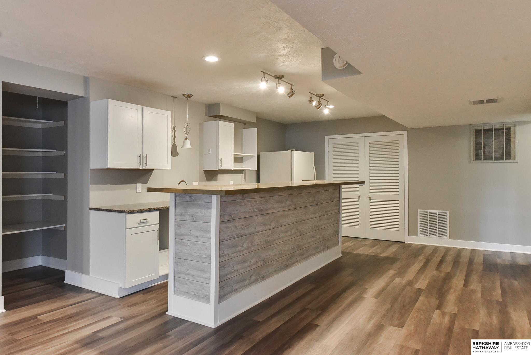 Omaha, Nebraska 68152, United States, 4 Bedrooms Bedrooms, ,4 BathroomsBathrooms,Residential,Pending,102724