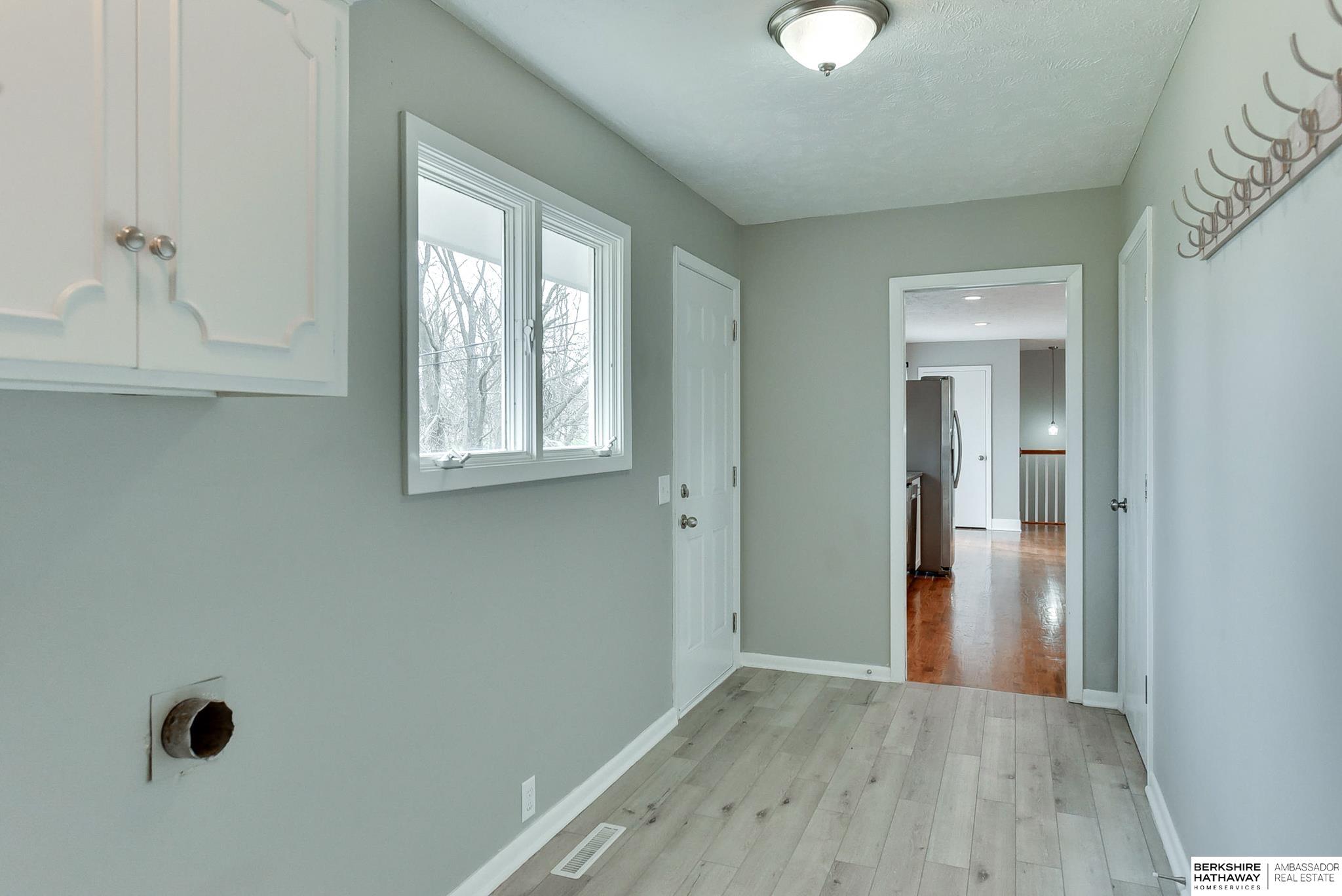 Omaha, Nebraska 68152, United States, 4 Bedrooms Bedrooms, ,4 BathroomsBathrooms,Residential,Pending,102724