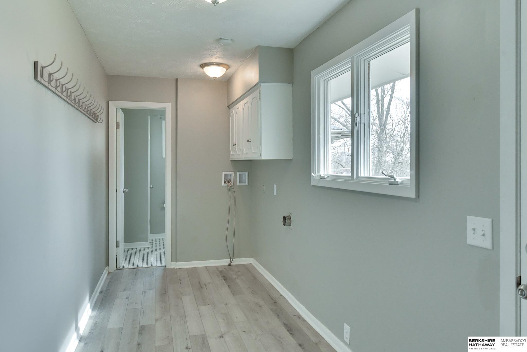 Omaha, Nebraska 68152, United States, 4 Bedrooms Bedrooms, ,4 BathroomsBathrooms,Residential,Pending,102724