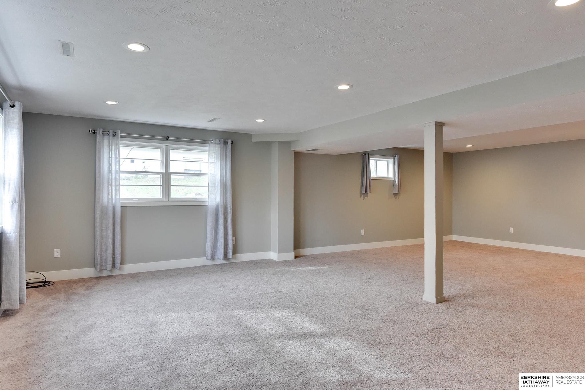 Omaha, Nebraska 68152, United States, 4 Bedrooms Bedrooms, ,4 BathroomsBathrooms,Residential,Pending,102724