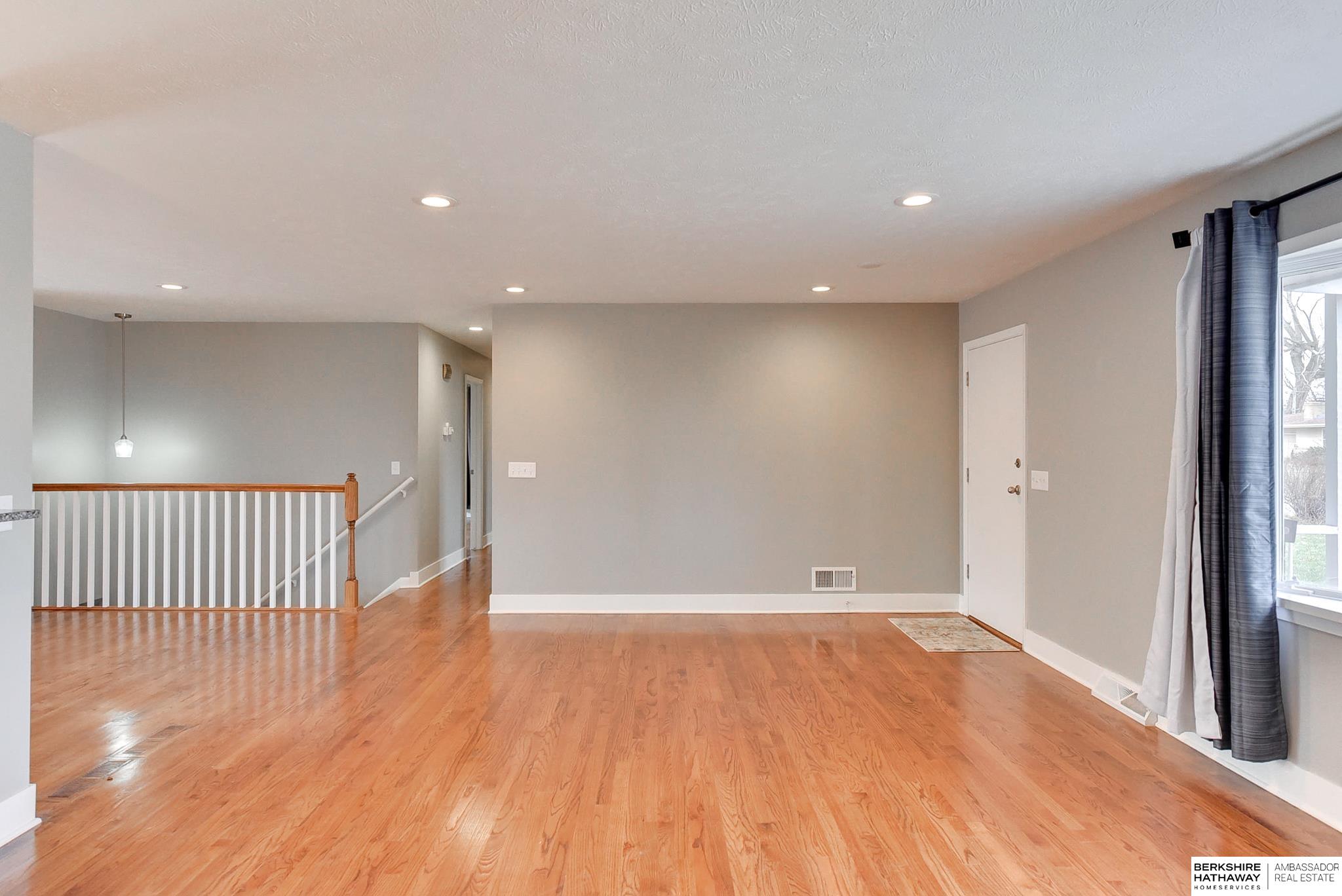 Omaha, Nebraska 68152, United States, 4 Bedrooms Bedrooms, ,4 BathroomsBathrooms,Residential,Pending,102724