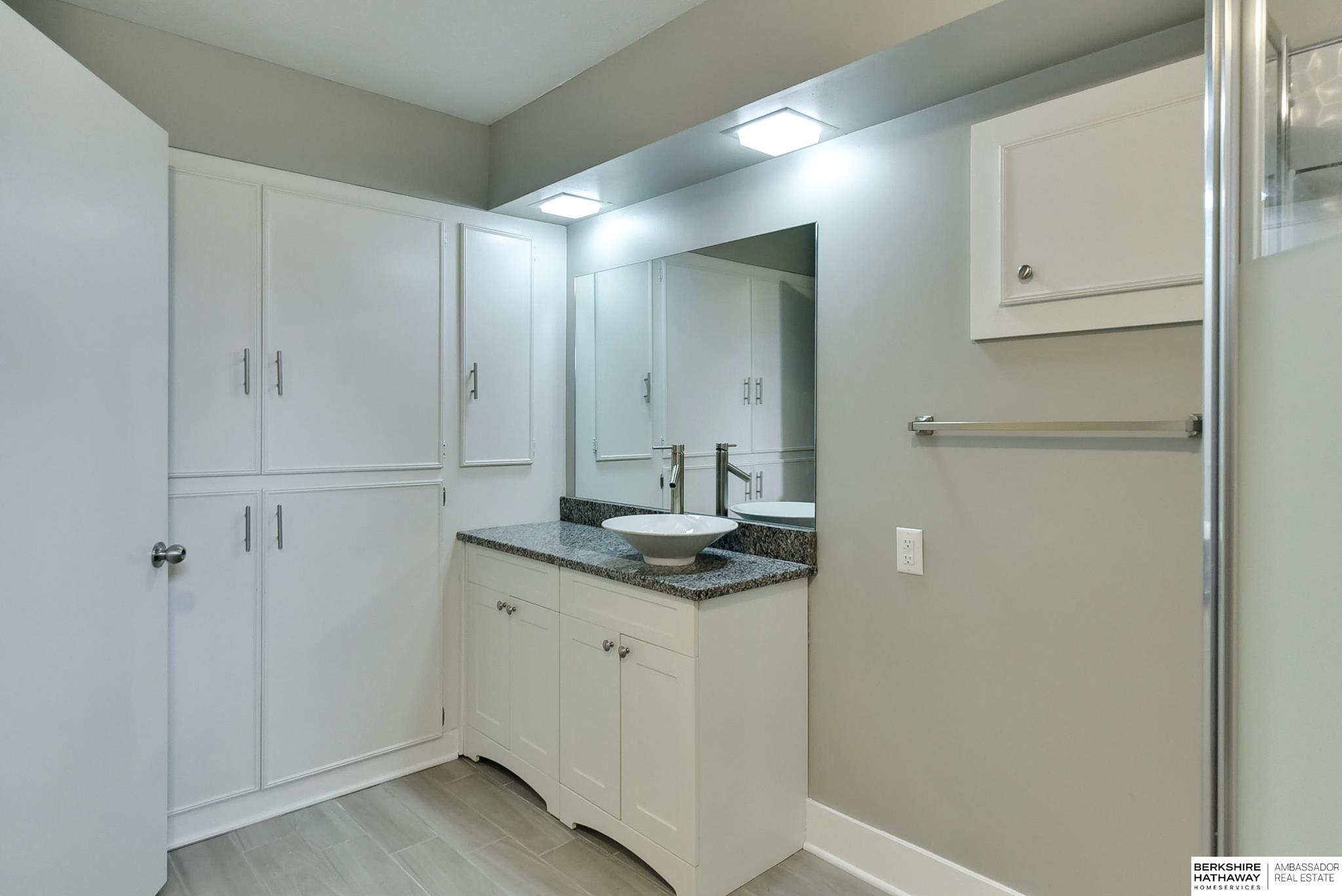 Omaha, Nebraska 68152, United States, 4 Bedrooms Bedrooms, ,4 BathroomsBathrooms,Residential,Pending,102724