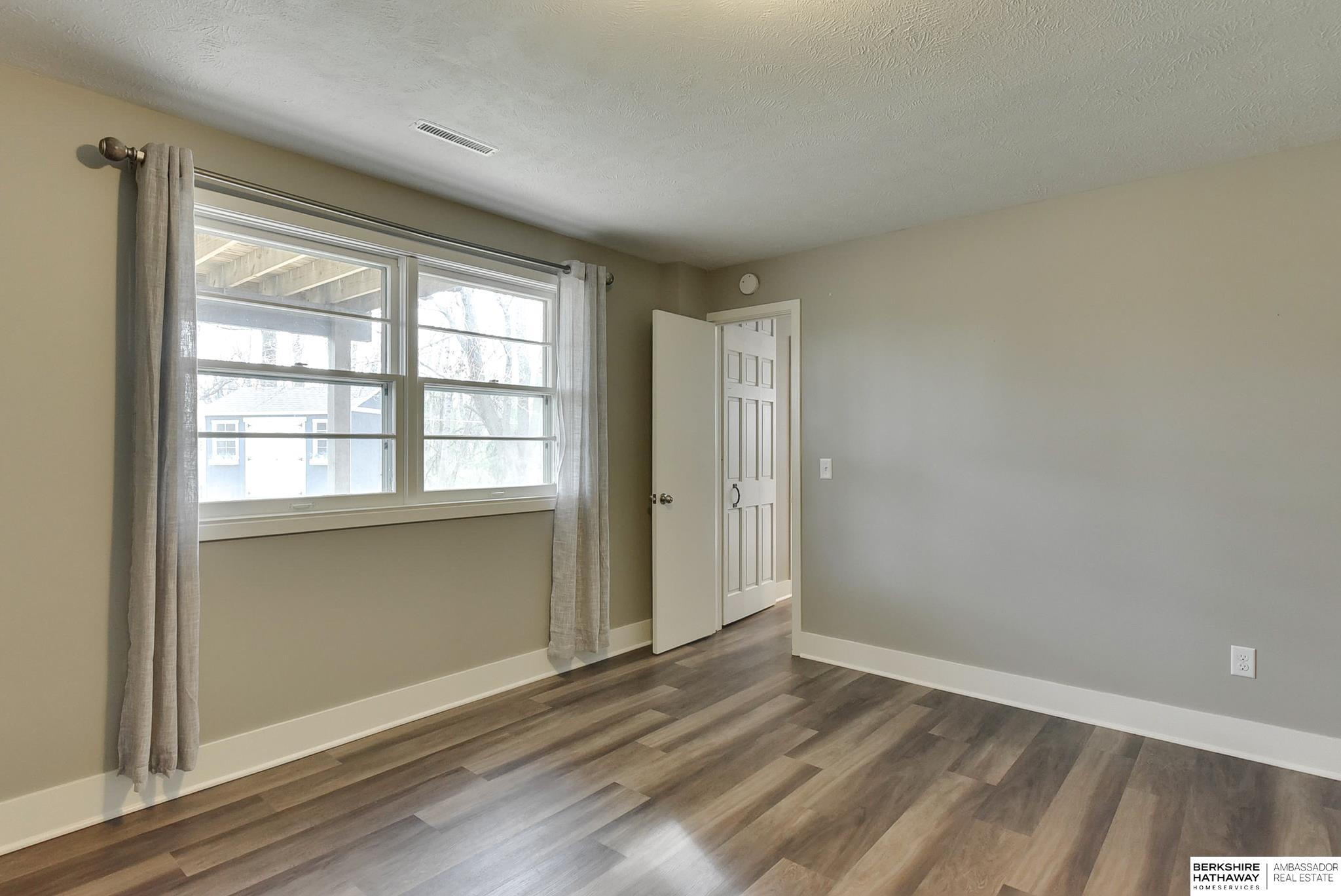 Omaha, Nebraska 68152, United States, 4 Bedrooms Bedrooms, ,4 BathroomsBathrooms,Residential,Pending,102724