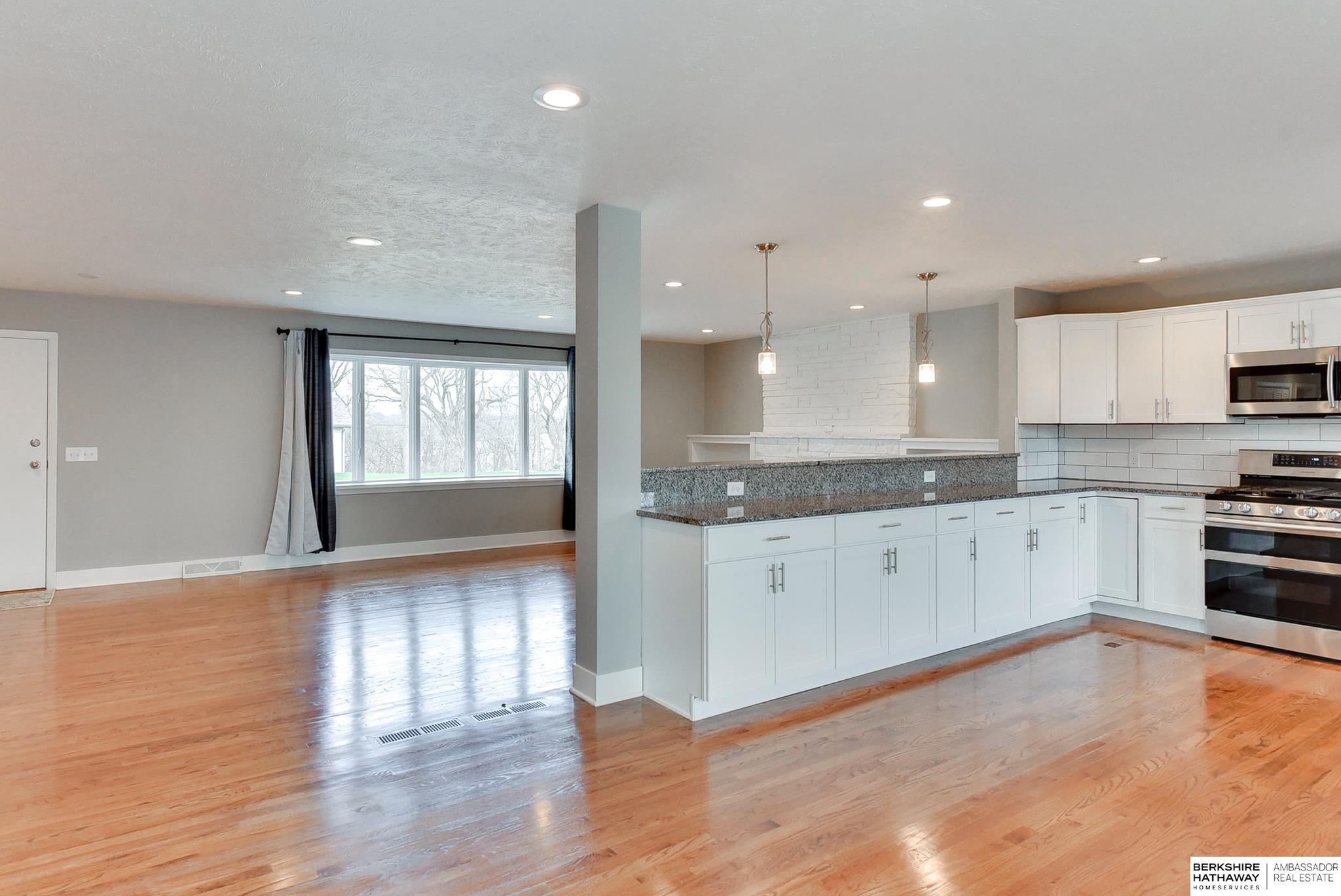 Omaha, Nebraska 68152, United States, 4 Bedrooms Bedrooms, ,4 BathroomsBathrooms,Residential,Pending,102724