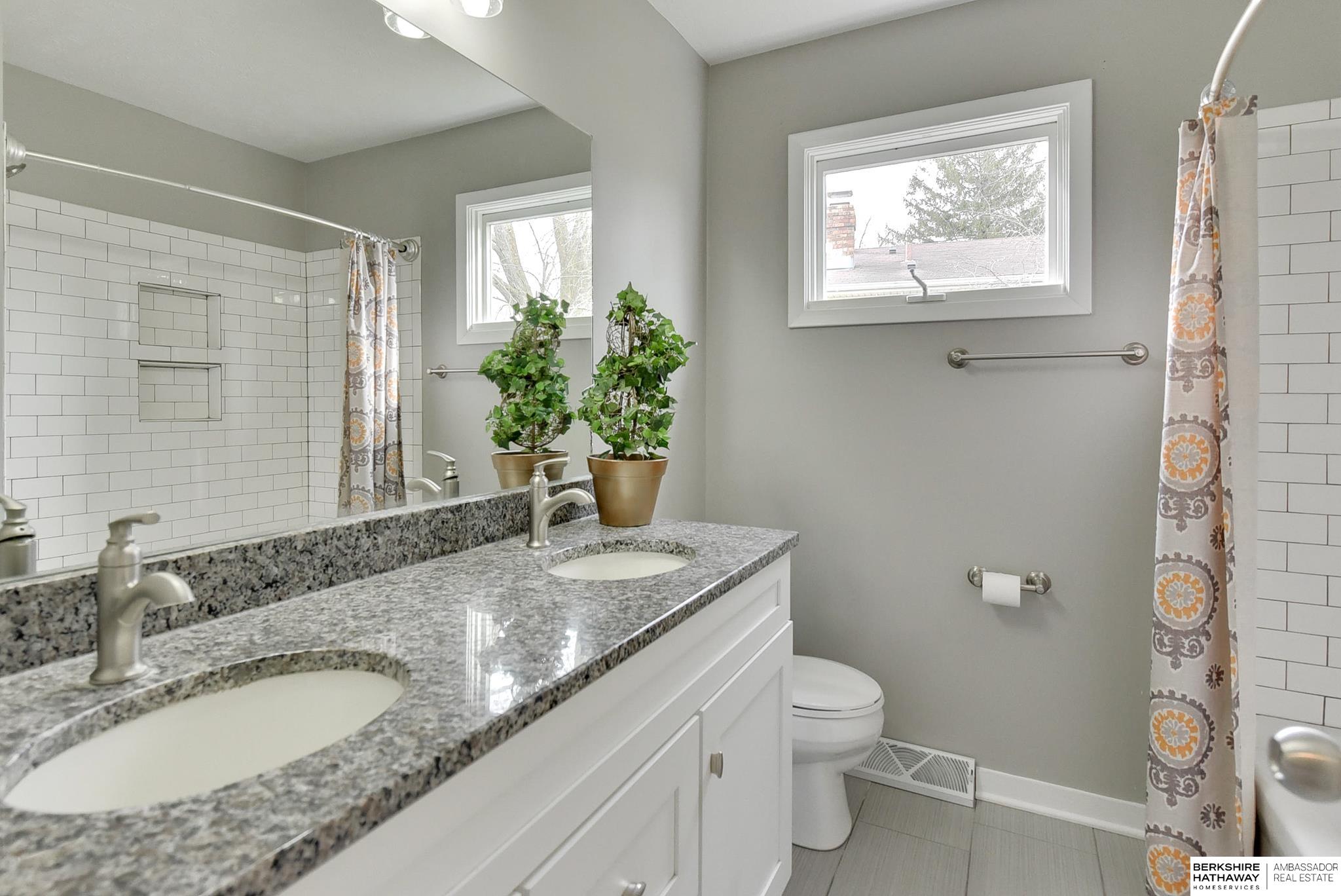 Omaha, Nebraska 68152, United States, 4 Bedrooms Bedrooms, ,4 BathroomsBathrooms,Residential,Pending,102724