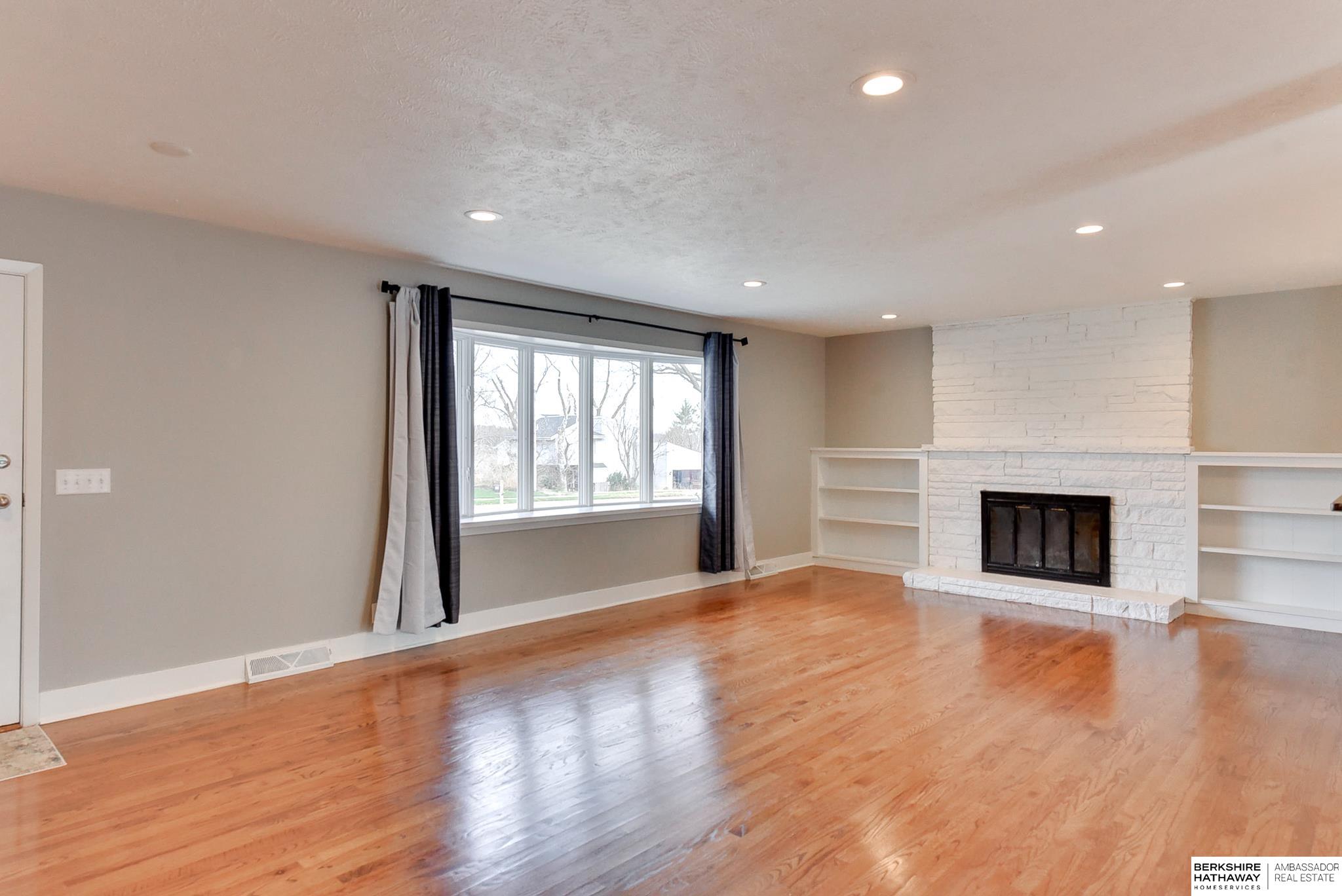 Omaha, Nebraska 68152, United States, 4 Bedrooms Bedrooms, ,4 BathroomsBathrooms,Residential,Pending,102724