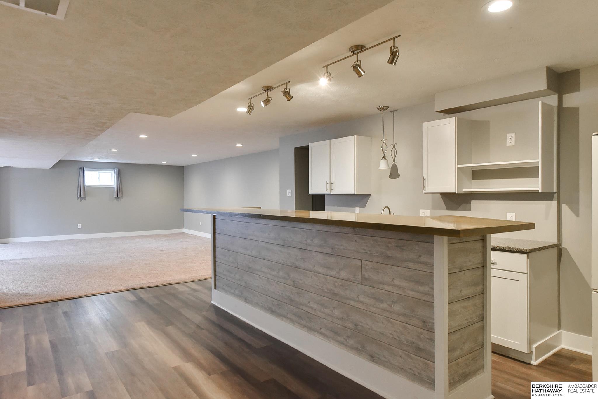 Omaha, Nebraska 68152, United States, 4 Bedrooms Bedrooms, ,4 BathroomsBathrooms,Residential,Pending,102724