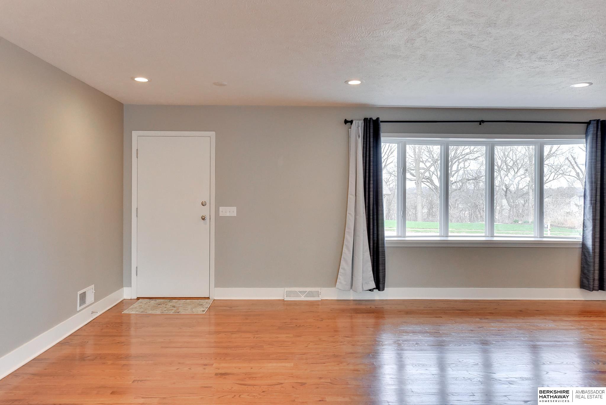 Omaha, Nebraska 68152, United States, 4 Bedrooms Bedrooms, ,4 BathroomsBathrooms,Residential,Pending,102724