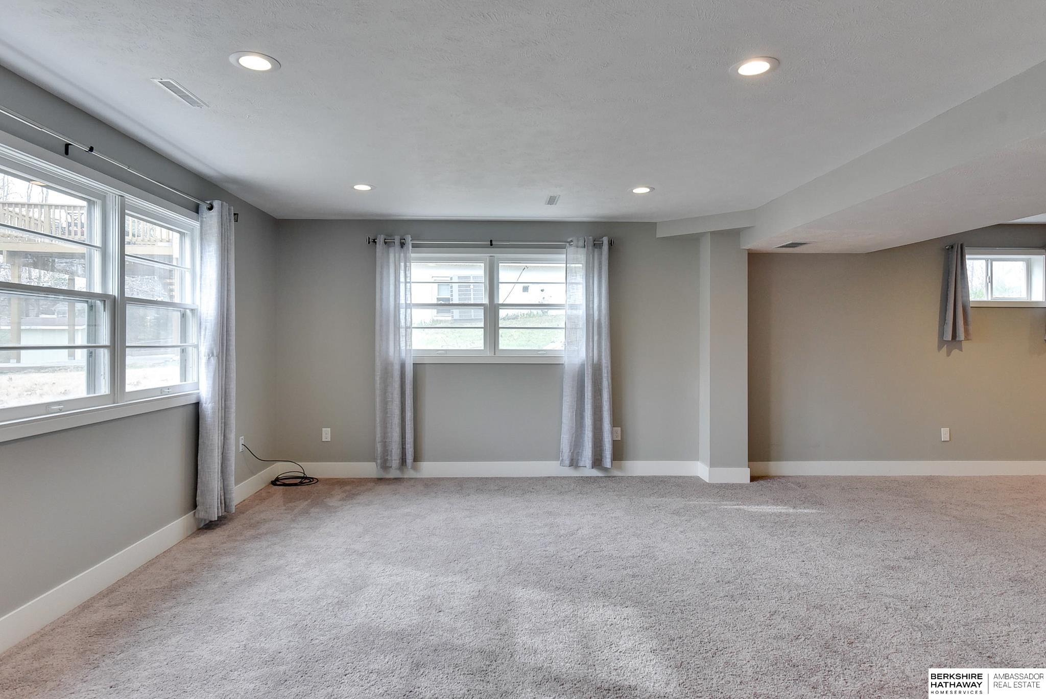 Omaha, Nebraska 68152, United States, 4 Bedrooms Bedrooms, ,4 BathroomsBathrooms,Residential,Pending,102724