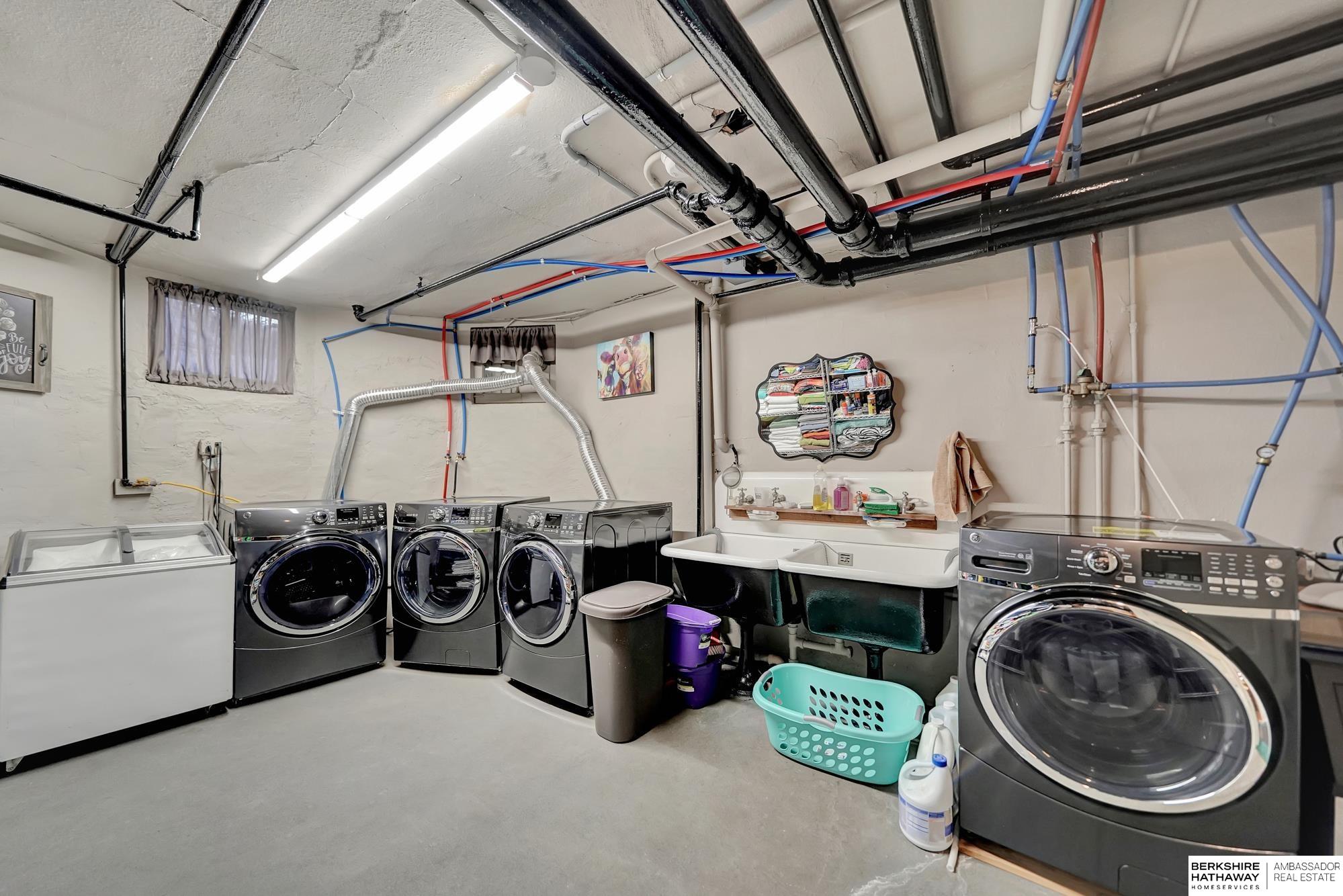 Lincoln, Nebraska 68502, United States, 5 Bedrooms Bedrooms, ,6 BathroomsBathrooms,Residential,Active,11151