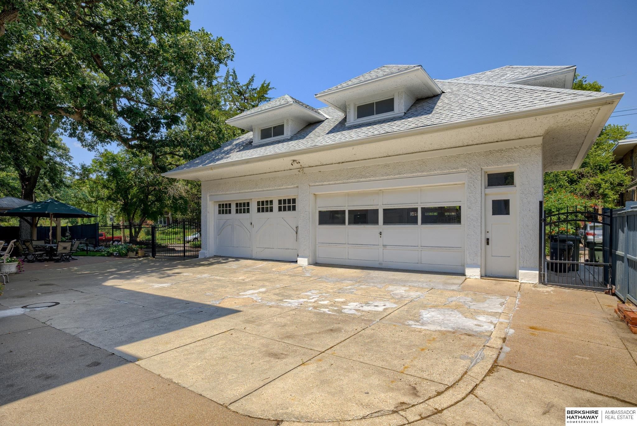 Lincoln, Nebraska 68502, United States, 5 Bedrooms Bedrooms, ,6 BathroomsBathrooms,Residential,Active,11151