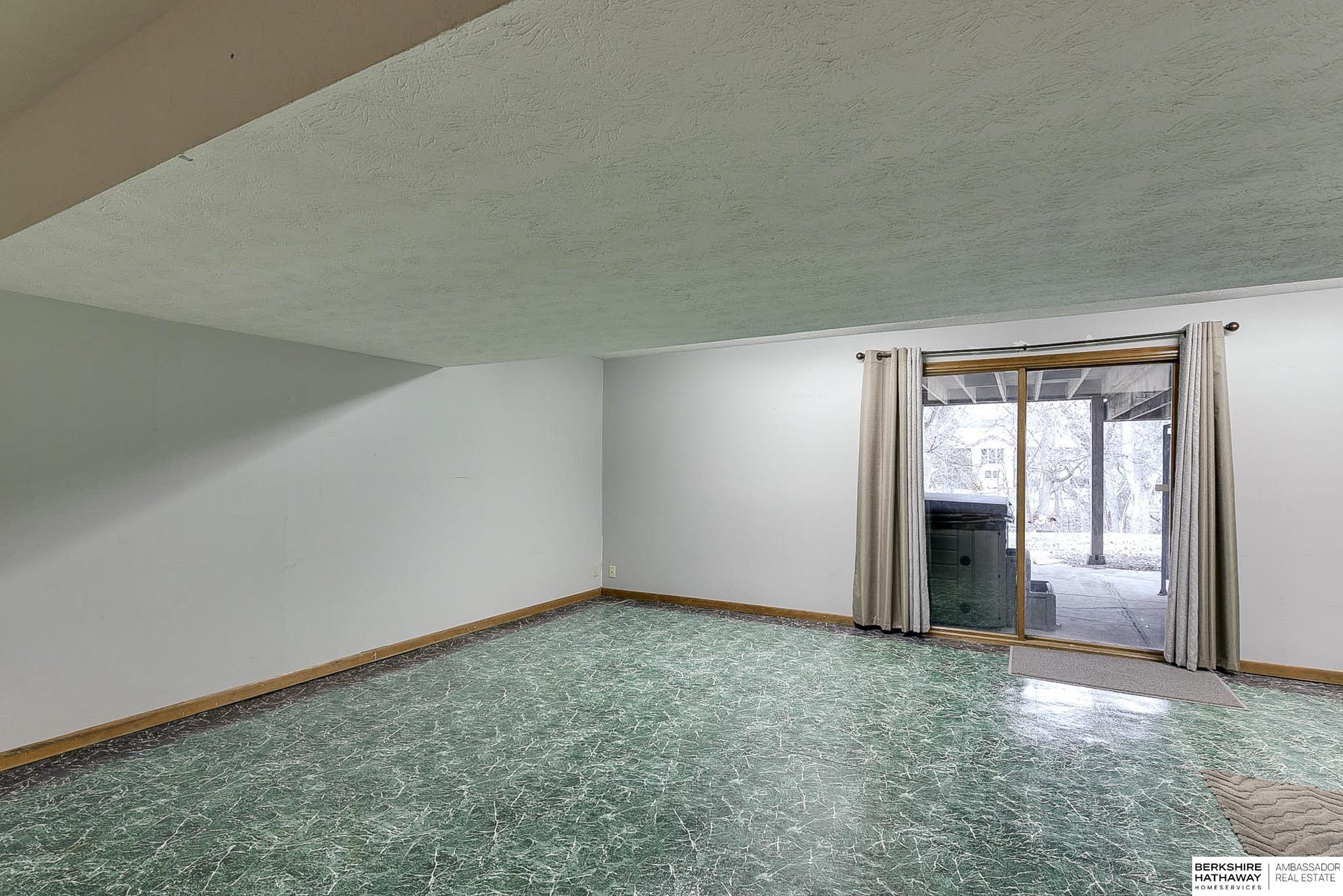 Omaha, Nebraska 68118, United States, 4 Bedrooms Bedrooms, ,4 BathroomsBathrooms,Residential,Pending,20513