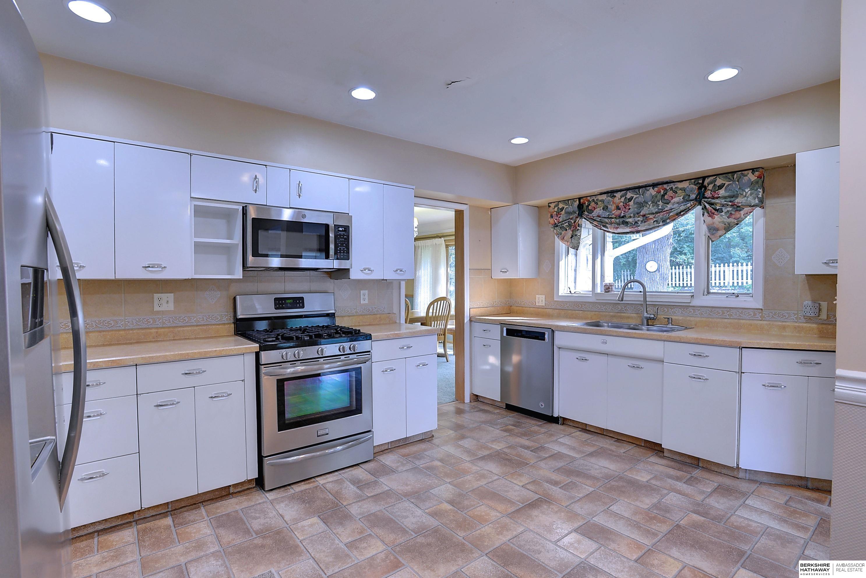 Omaha, Nebraska 68132, United States, 2 Bedrooms Bedrooms, ,3 BathroomsBathrooms,Residential,Pending,39697