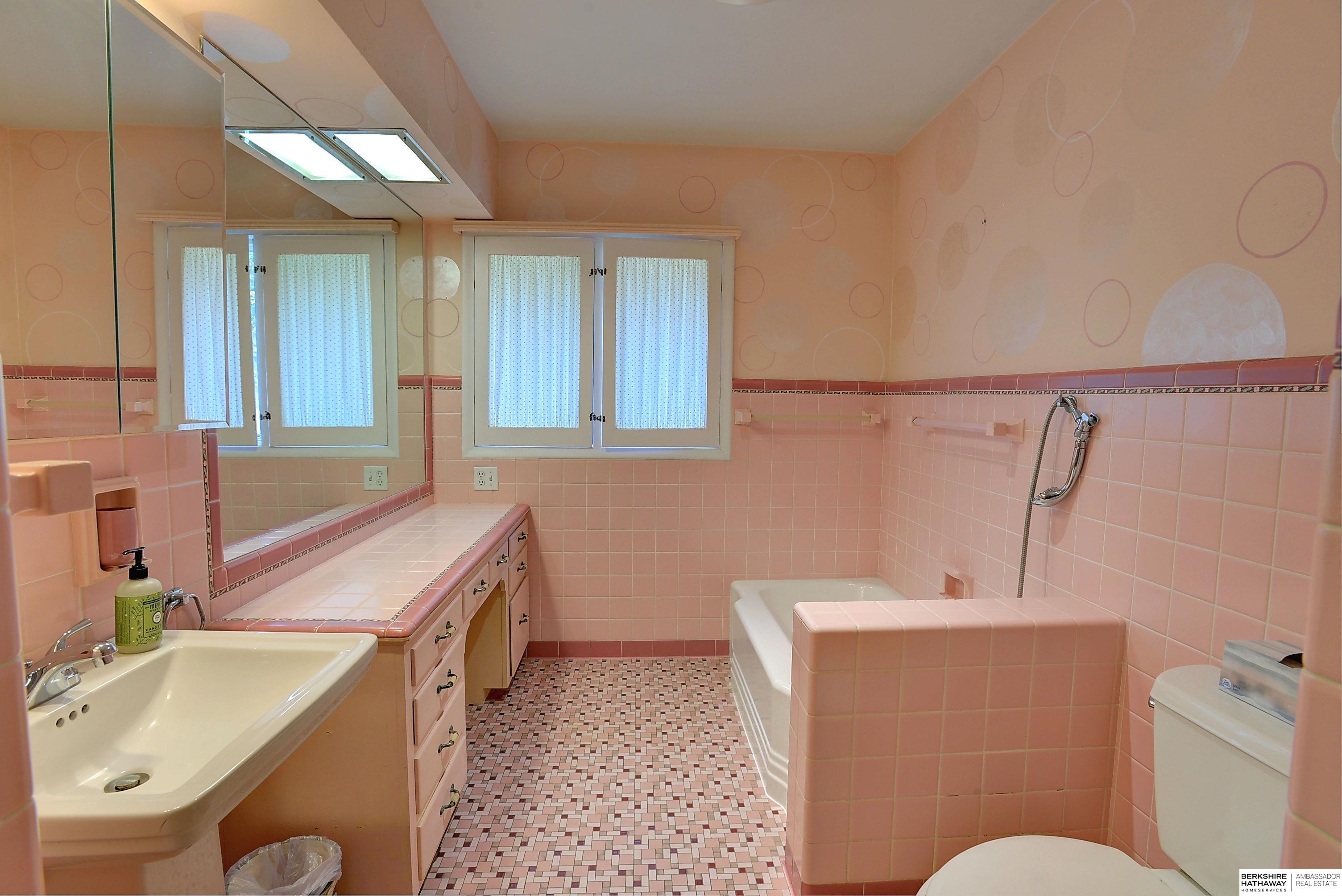 Omaha, Nebraska 68132, United States, 2 Bedrooms Bedrooms, ,3 BathroomsBathrooms,Residential,Pending,39697