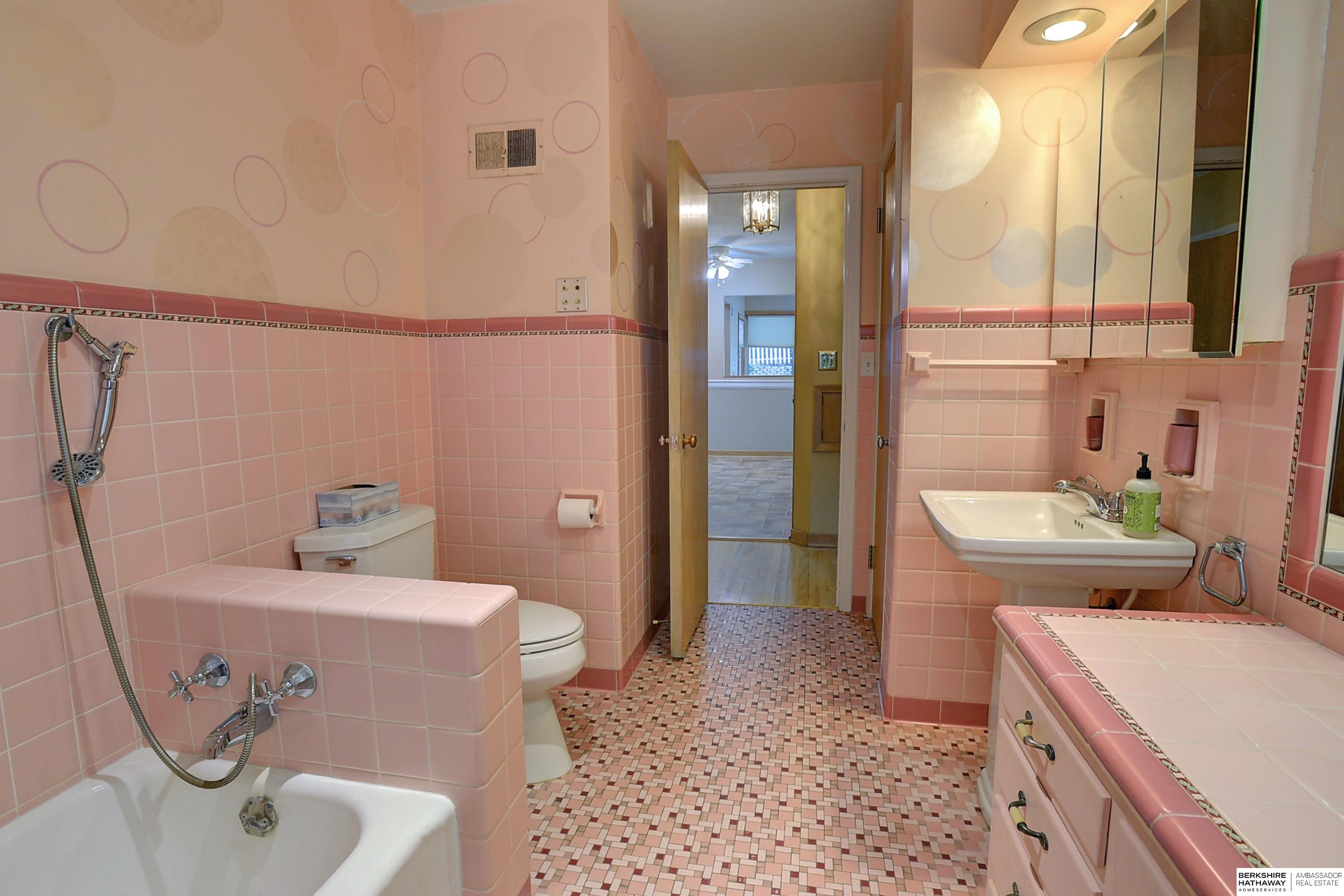 Omaha, Nebraska 68132, United States, 2 Bedrooms Bedrooms, ,3 BathroomsBathrooms,Residential,Pending,39697