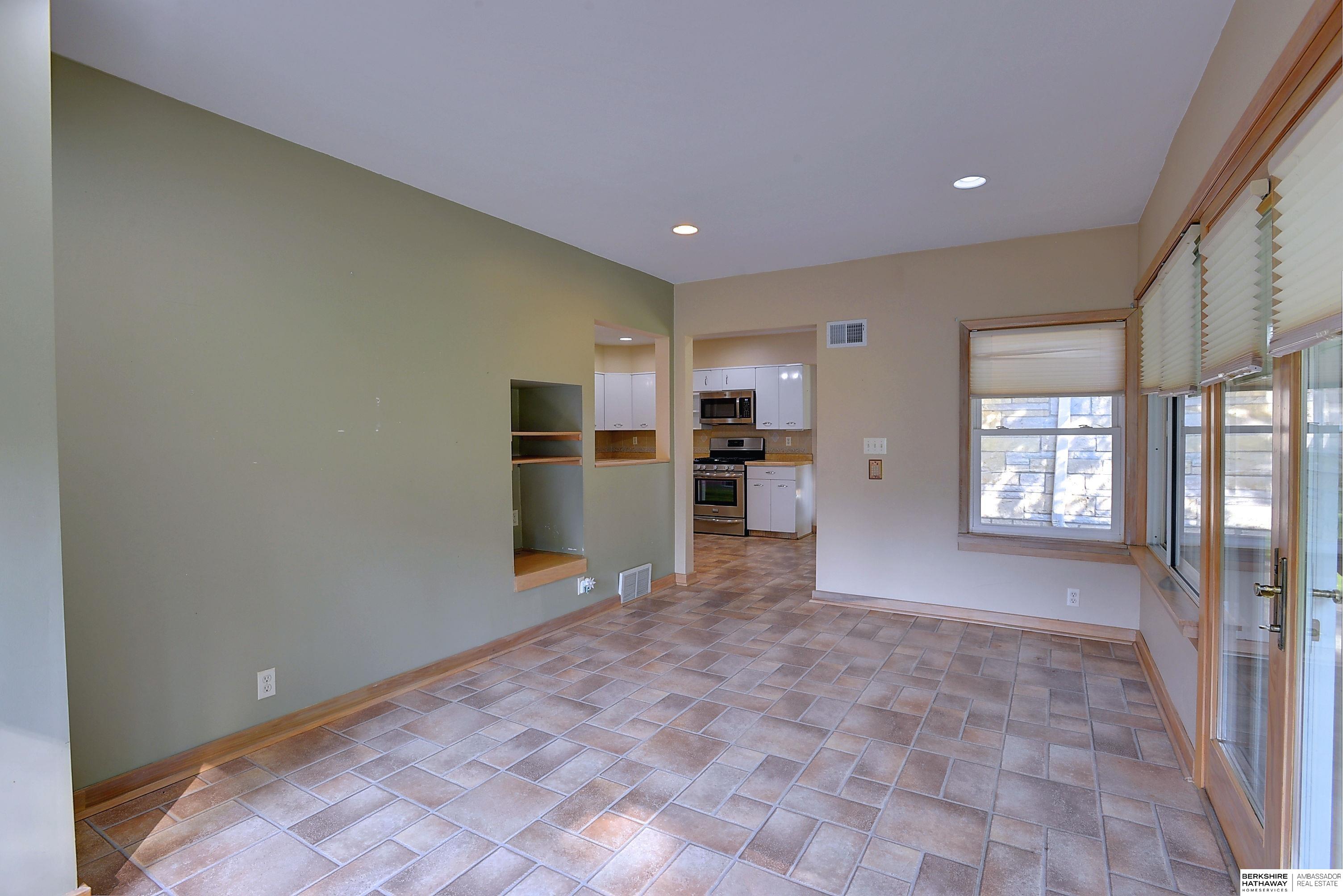 Omaha, Nebraska 68132, United States, 2 Bedrooms Bedrooms, ,3 BathroomsBathrooms,Residential,Pending,39697