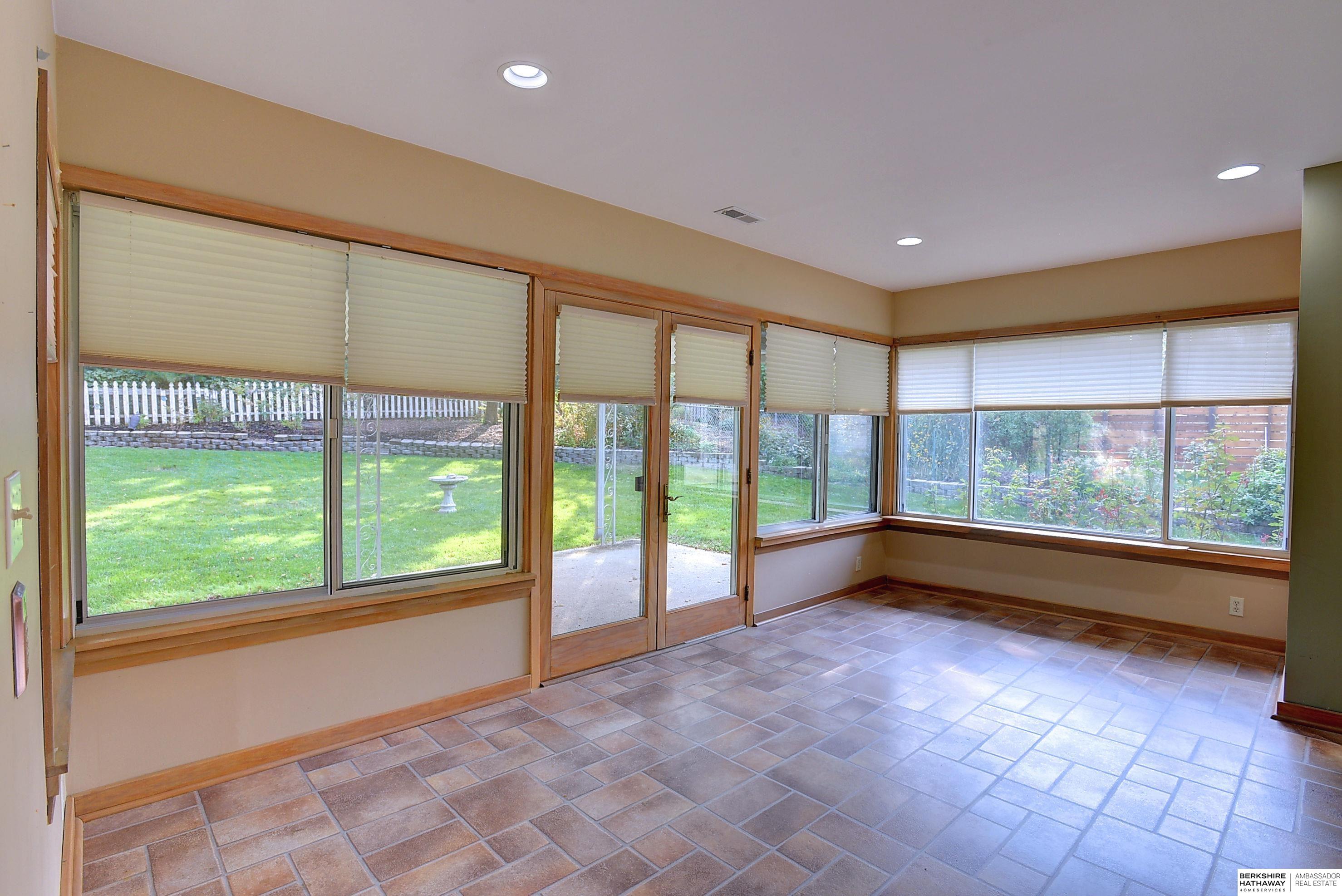 Omaha, Nebraska 68132, United States, 2 Bedrooms Bedrooms, ,3 BathroomsBathrooms,Residential,Pending,39697