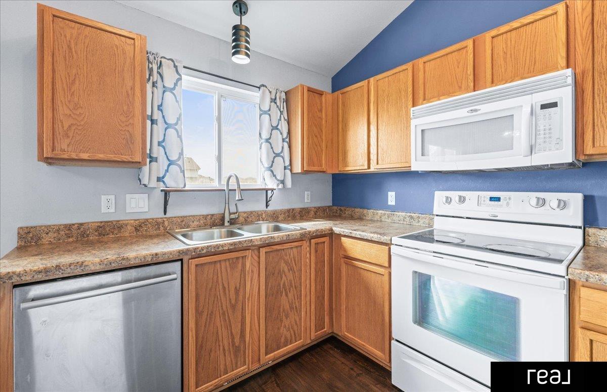 Omaha, Nebraska 68135, United States, 3 Bedrooms Bedrooms, ,2 BathroomsBathrooms,Residential,Pending,103442