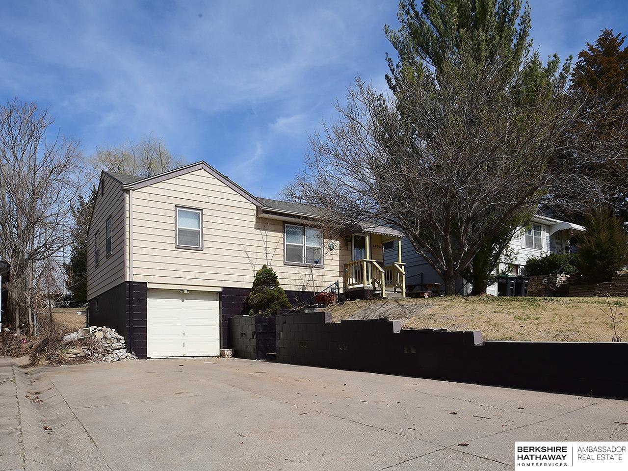 Omaha, Nebraska 68107, United States, 2 Bedrooms Bedrooms, ,2 BathroomsBathrooms,Residential,Pending,93015