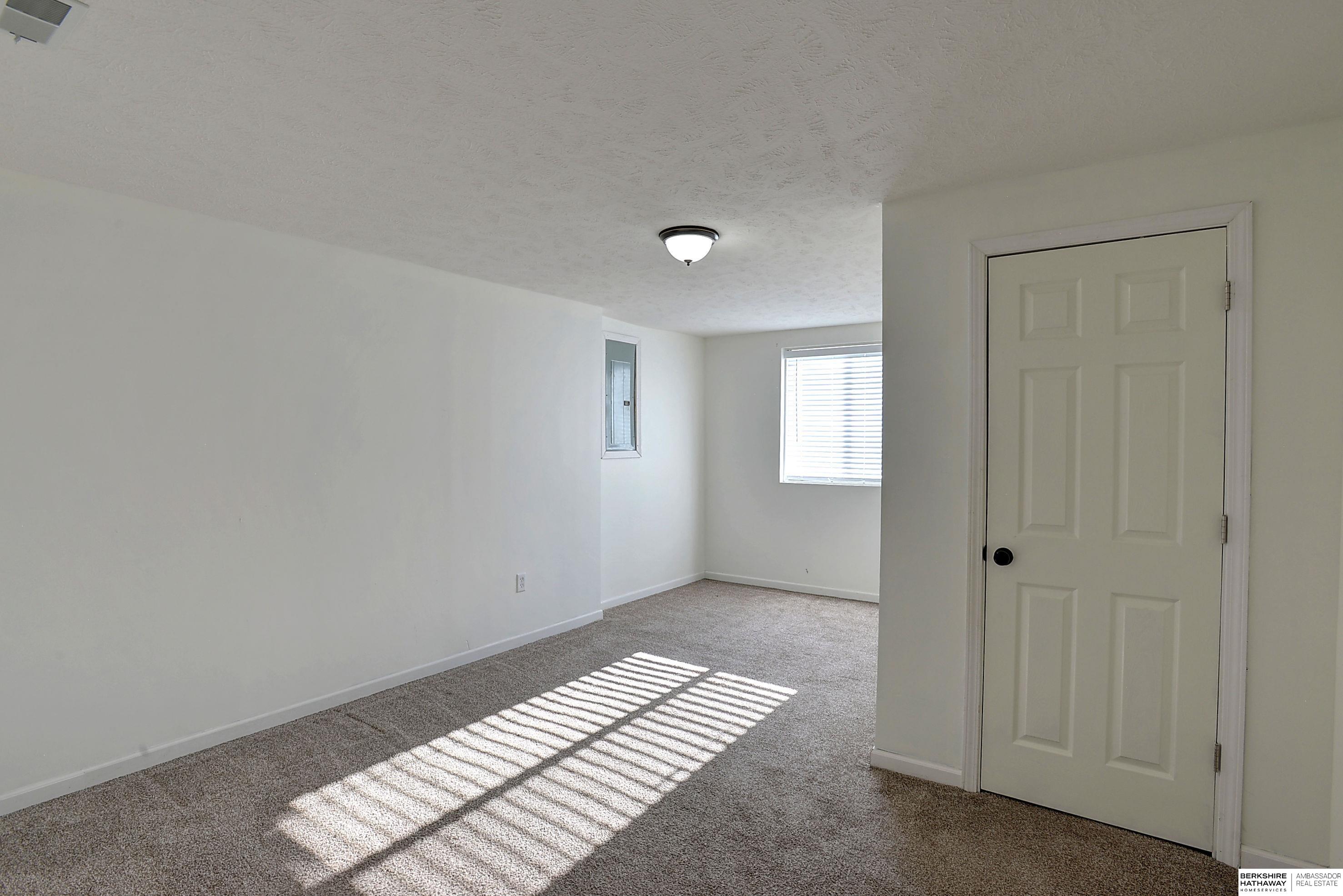 Omaha, Nebraska 68136, United States, 3 Bedrooms Bedrooms, ,3 BathroomsBathrooms,Residential,Pending,10576