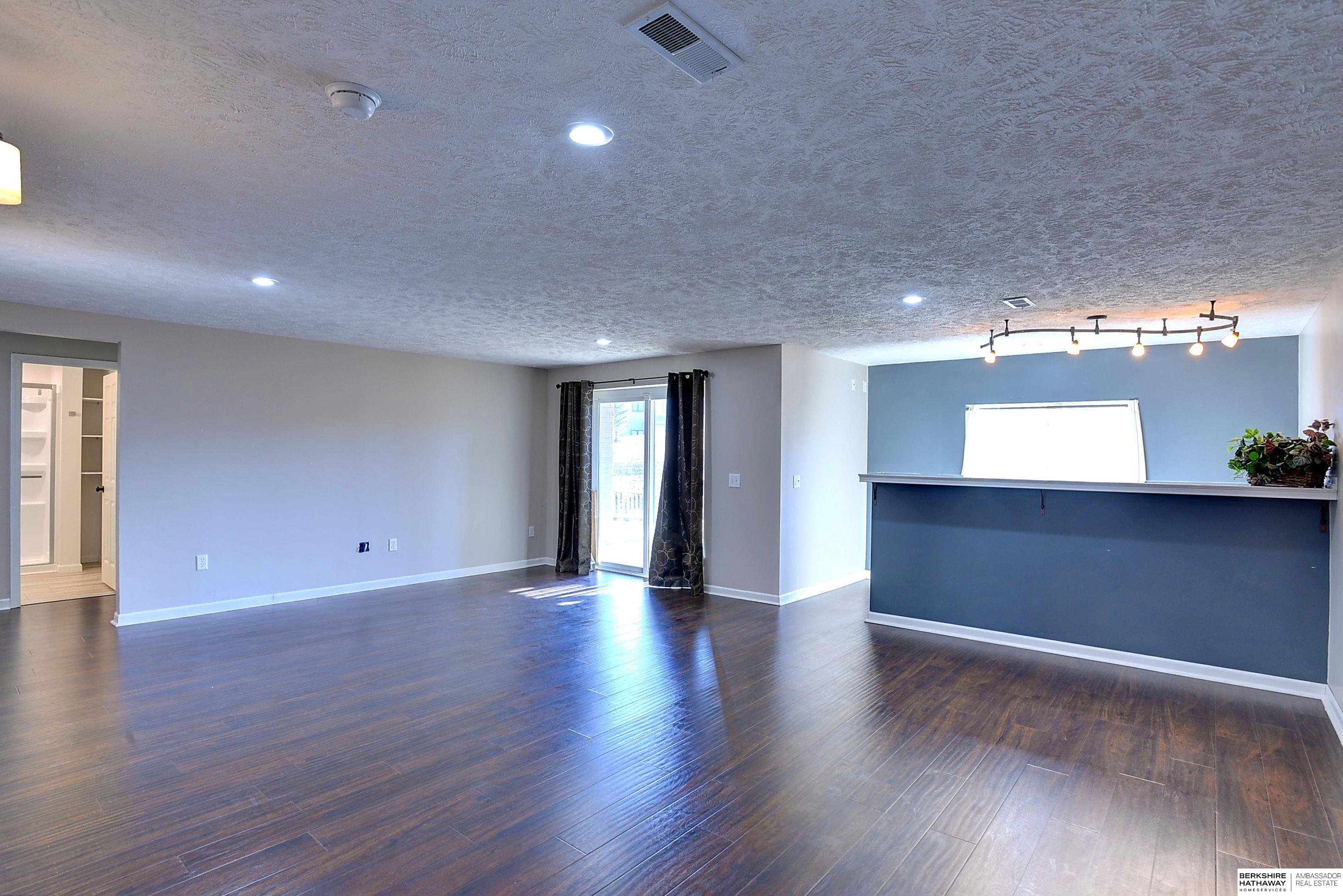 Omaha, Nebraska 68136, United States, 3 Bedrooms Bedrooms, ,3 BathroomsBathrooms,Residential,Pending,10576