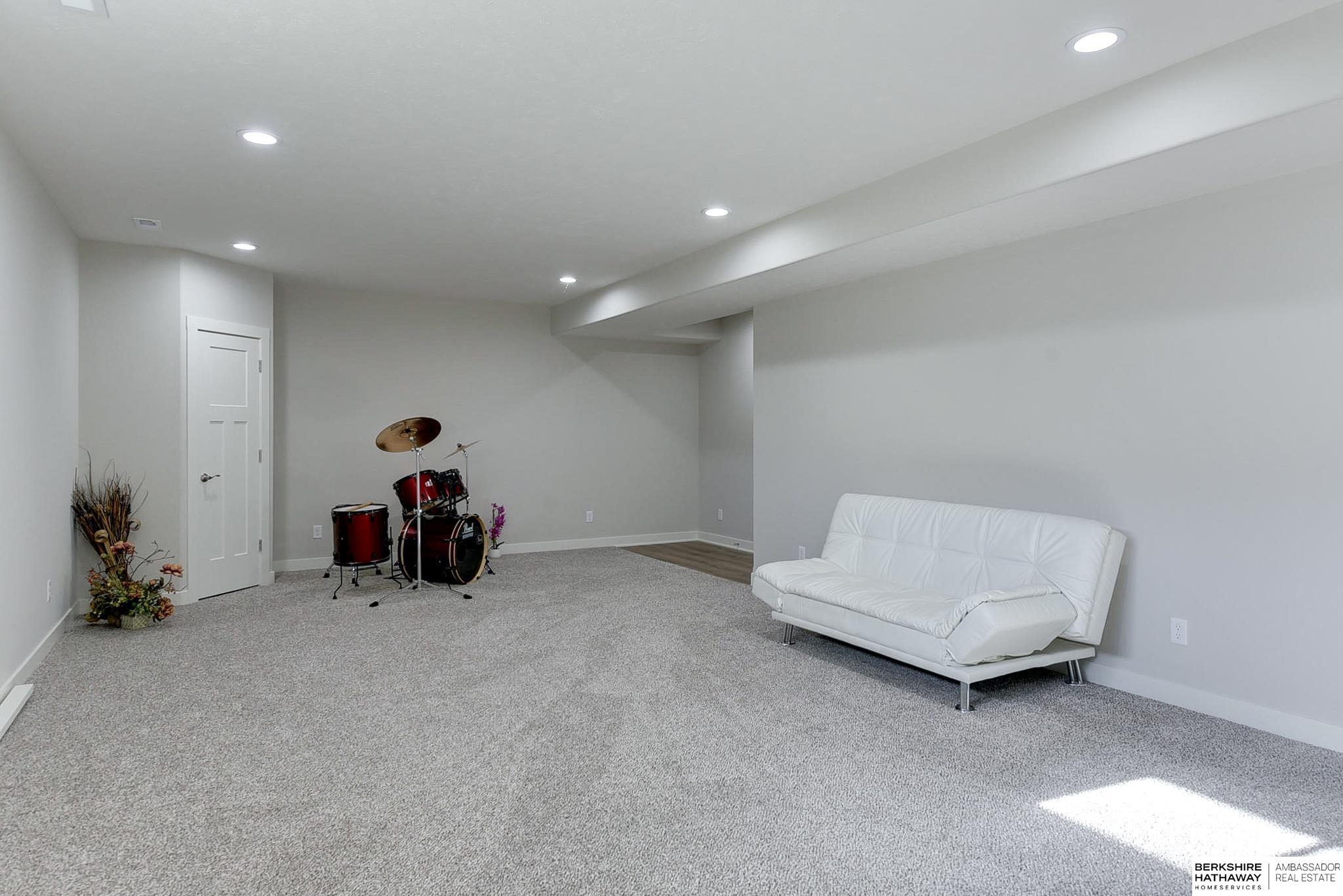 Plattsmouth, Nebraska 68048, United States, 5 Bedrooms Bedrooms, ,3 BathroomsBathrooms,Residential,Active,17052