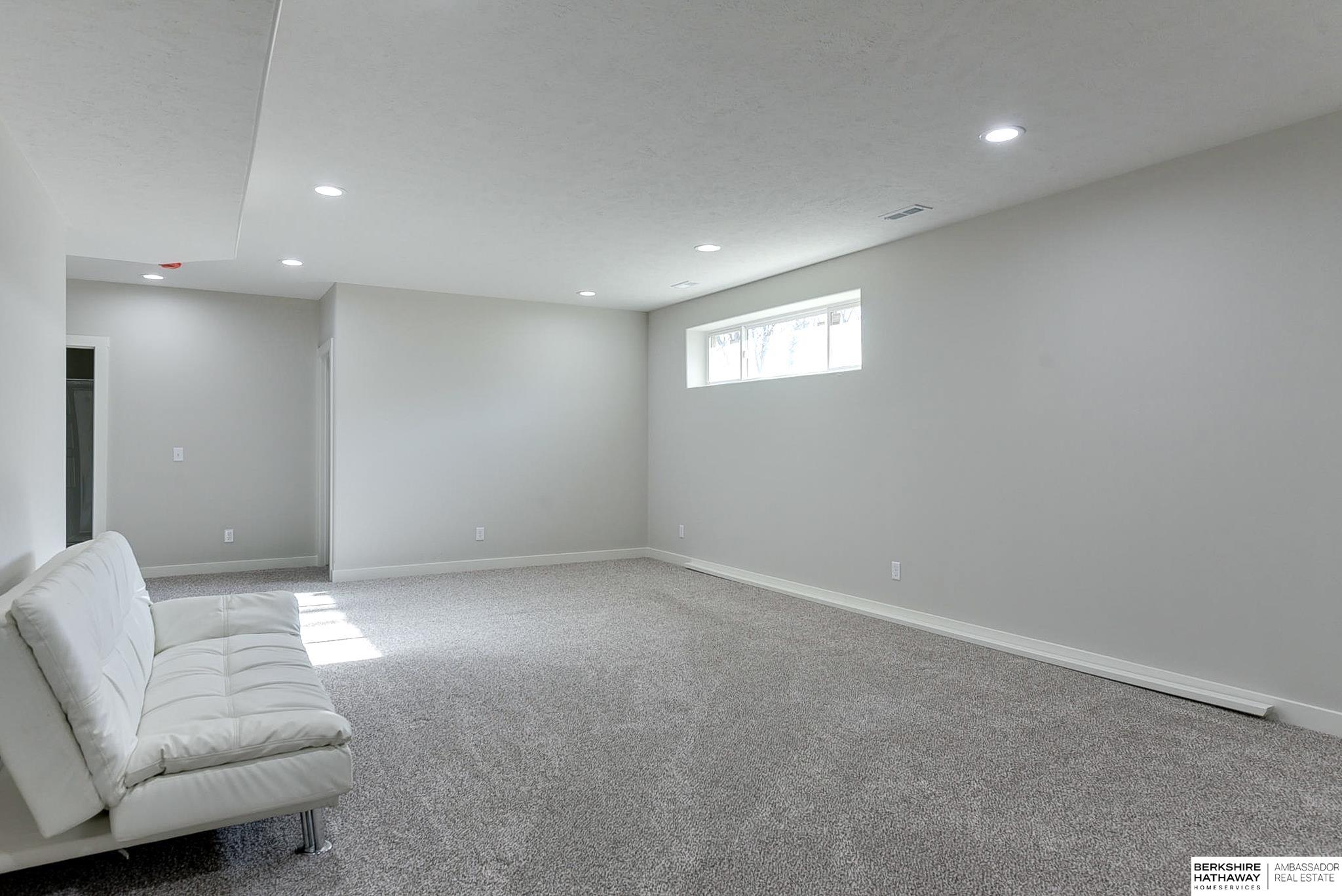 Plattsmouth, Nebraska 68048, United States, 5 Bedrooms Bedrooms, ,3 BathroomsBathrooms,Residential,Active,17052